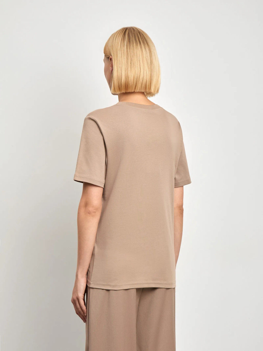 Стильная базовая футболка в цвете мокко - Emka фото 5