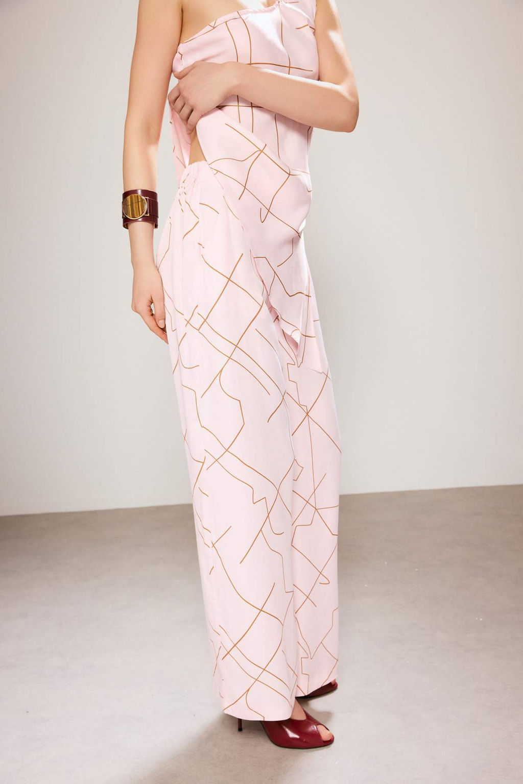 Trendyol Studio Pembe Desenli Arka Beli Lastikli Saten Pantolon TWOSS26PL0013 - Trendyolmilla фото 3