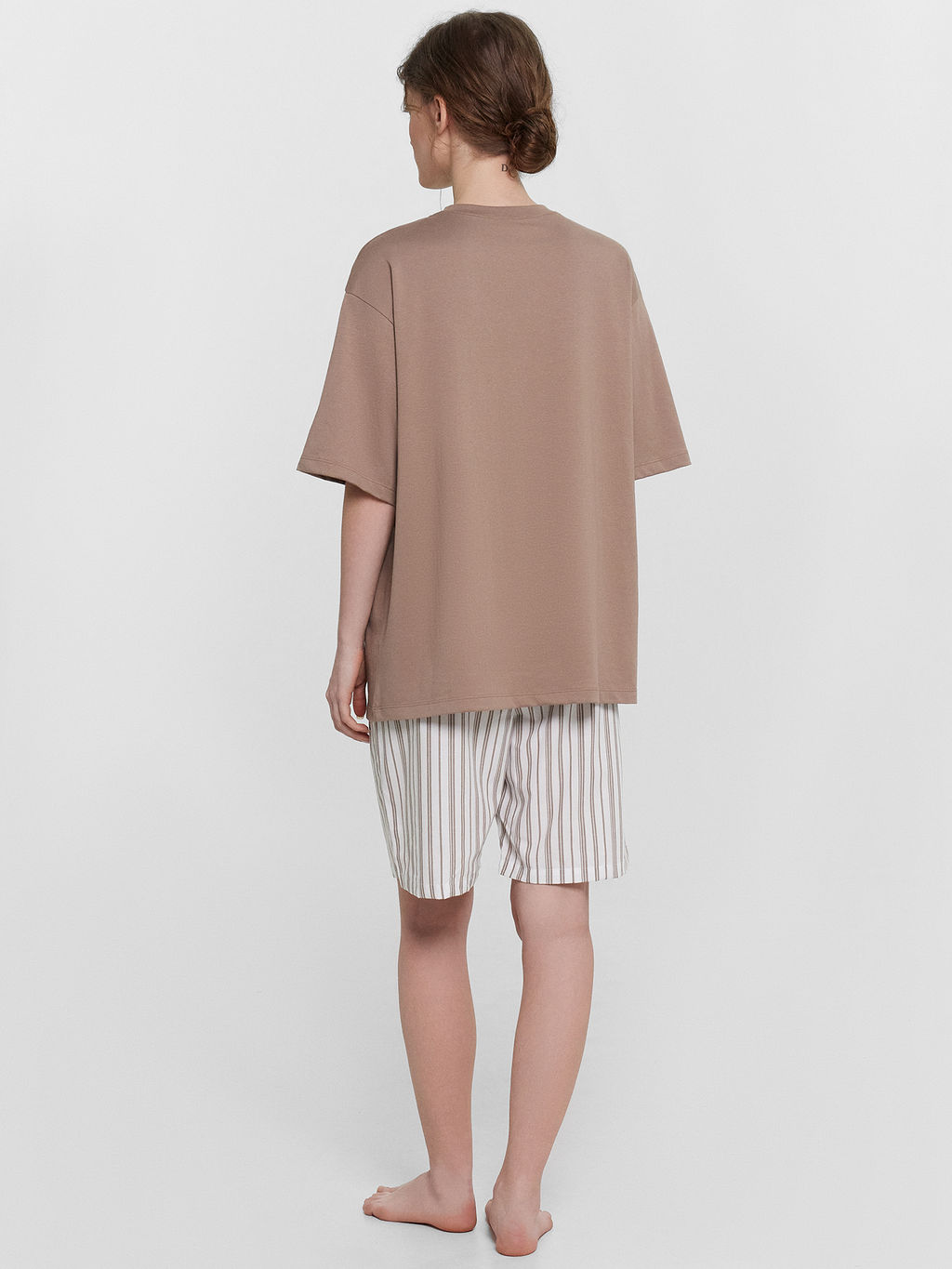 КОМПЛЕКТ ЖЕНСКИЙ (ДЖЕМПЕР, ШОРТЫ) мокко +мокко полоска на белом 592596