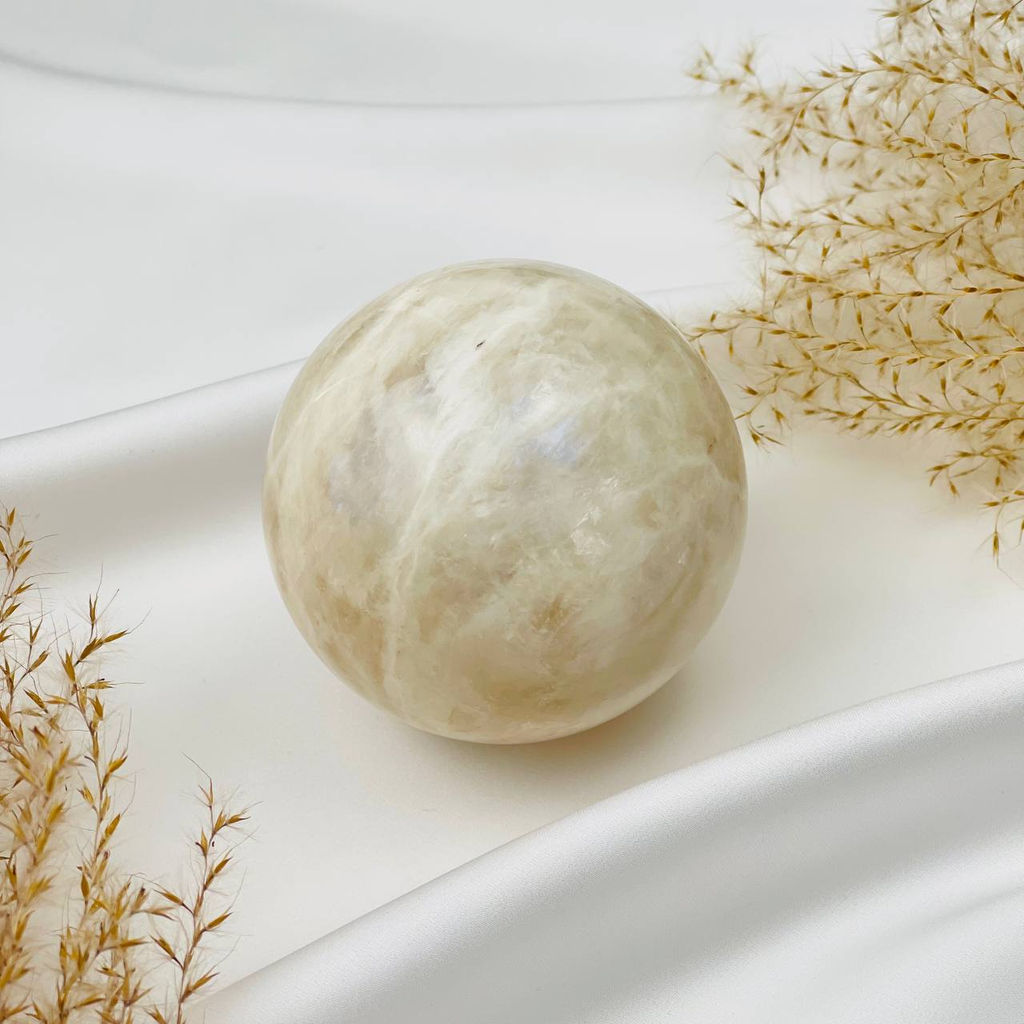 Шар из Лунного камня
