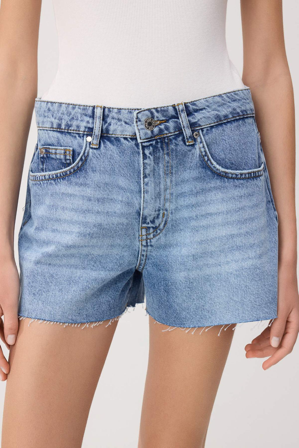 Mavi Paca Kesikli Yuksek Bel Ekstra Mini Sort TWOSS26SR00133 - Trendyolmilla фото 3