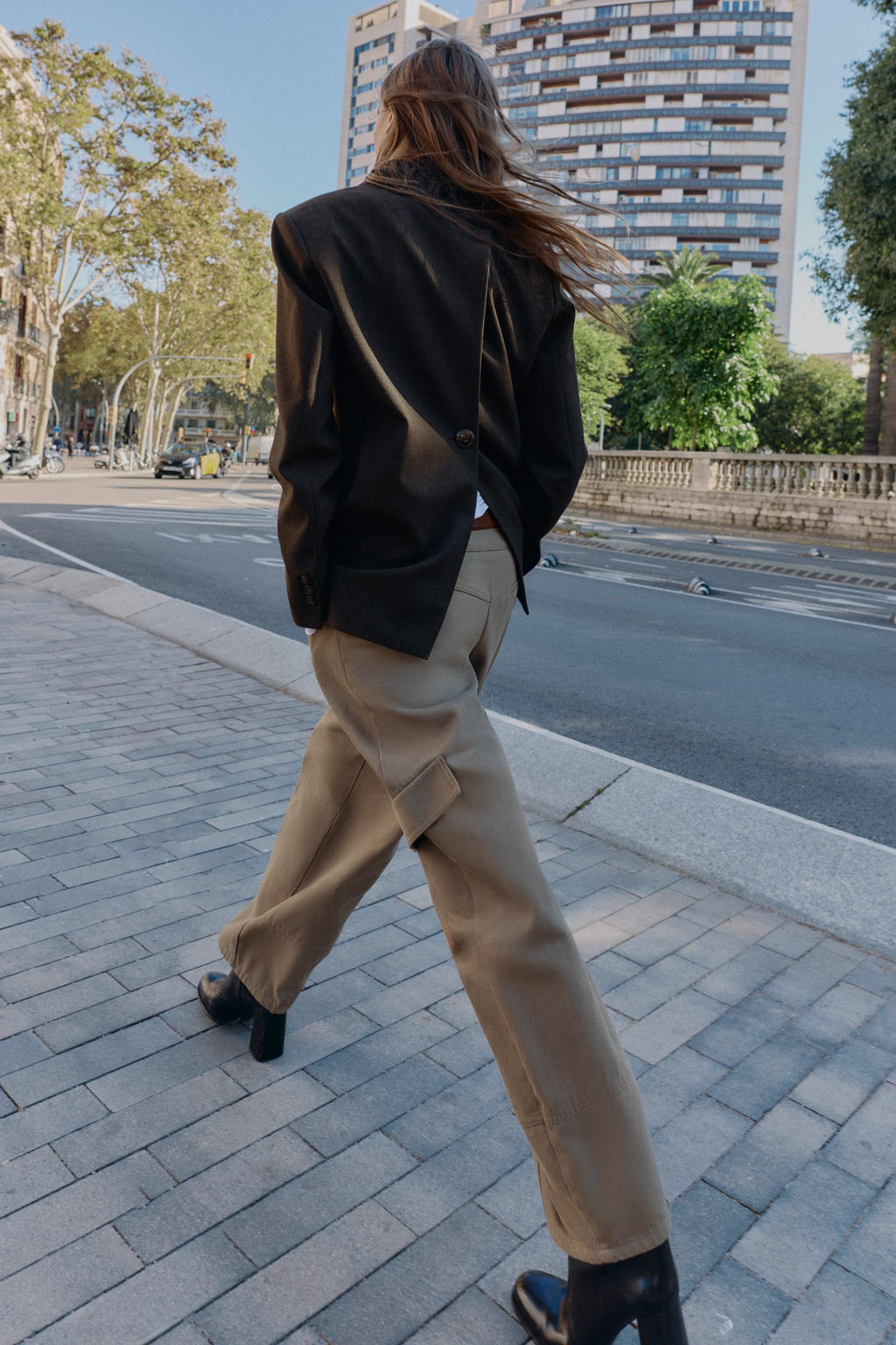 BLAZER WITH SHOULDER PADS AND BACK BUTTON DETAIL - Zara фото 4