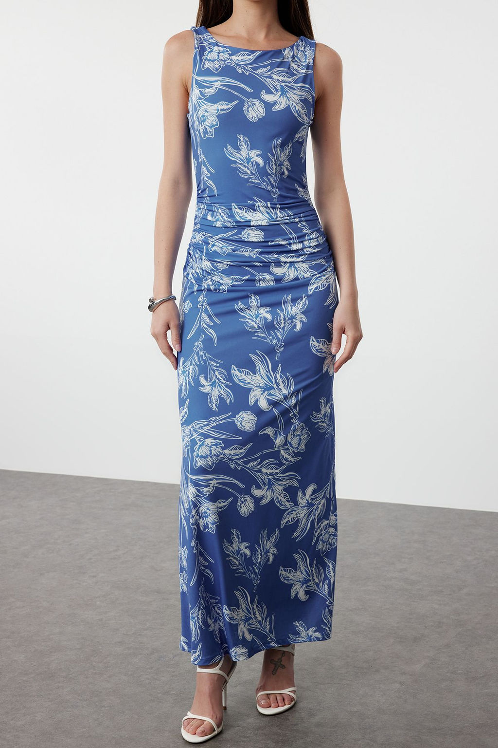 Mavi Cicekli Bask?l? Parlak Yuzeyli Kay?k Kaya Vucuda Oturan Esnek Orme Kalem Elbise TWOSS24EL00528