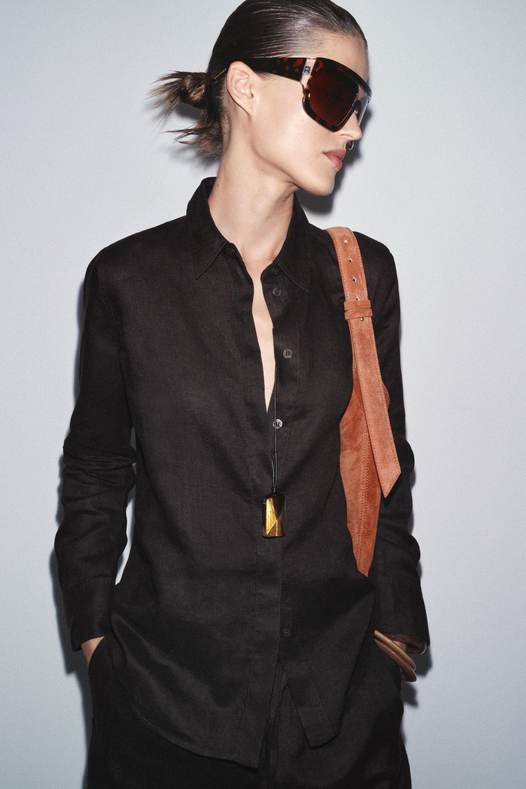 LEATHER MAXI BUCKET BAG WITH HANDLE DETAIL - Zara фото 3