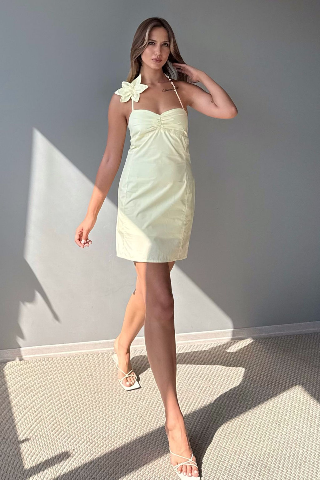 Ac?k Sar? Cicek Detayl? Poplin Dokuma Elbise TWOSS25EL00917 - Trendyolmilla фото 2