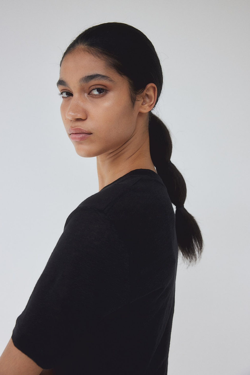 Camiseta en punto de lino con escote en V - H&m фото 3