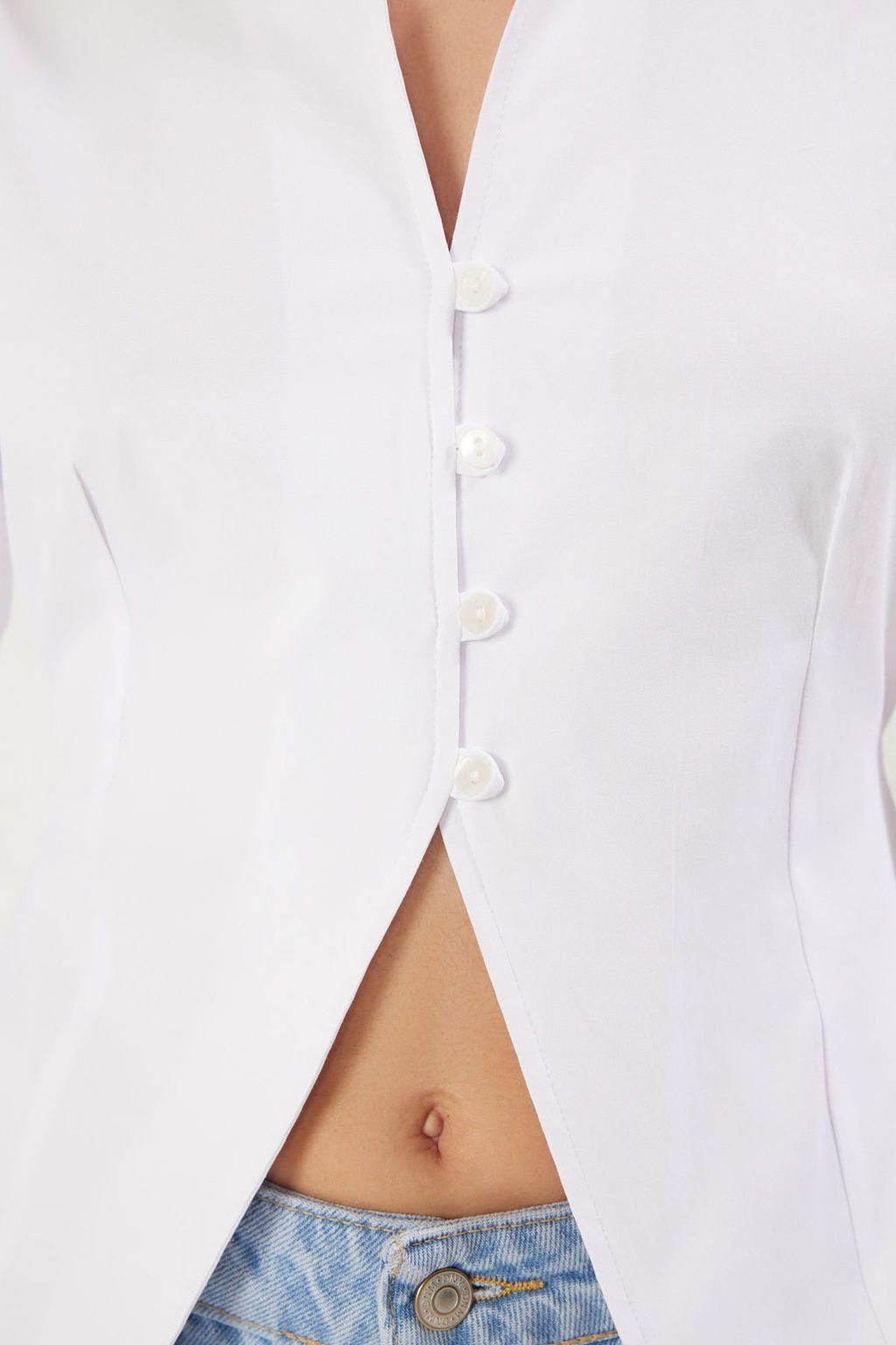 TRENDYOLMILLA Beyaz Arkadan Baglama Detayl? Dugmeli Bele Oturan Fitted Kal?p Dokuma Gomlek TWOSS25GO00083 фото 4