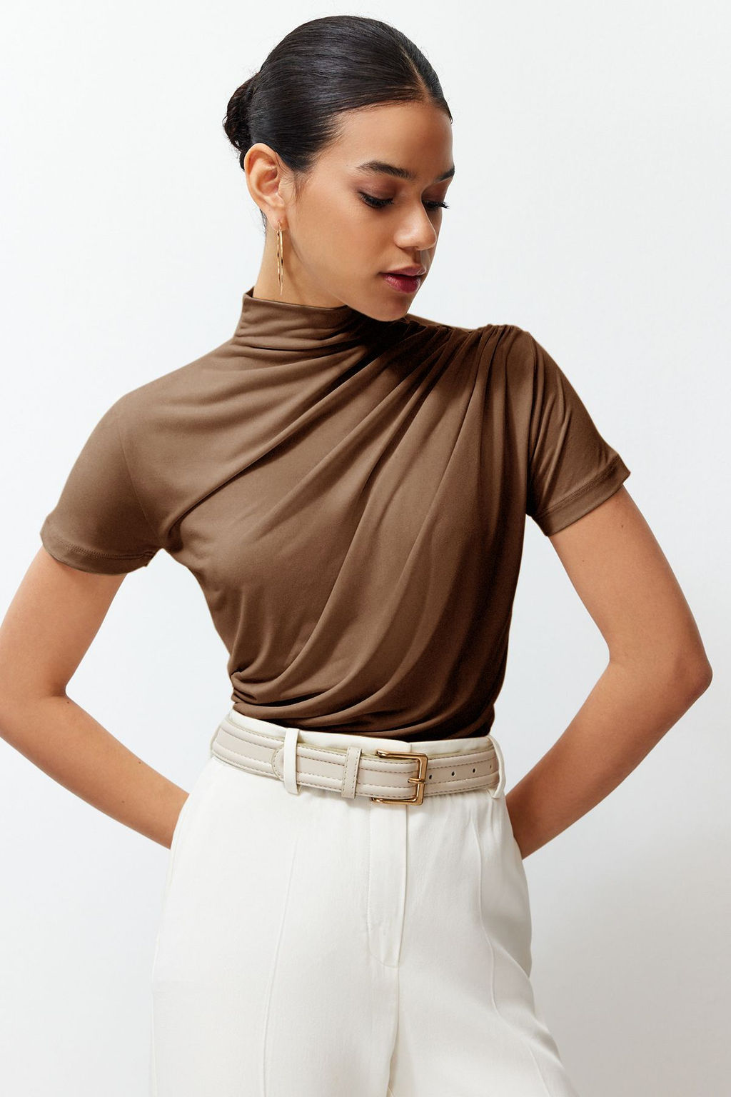 Kahverengi Drape Detayl? Fitted/Vucuda Oturan K?sa Kollu Dik Yaka Esnek Orme Bluz TWOSS24BZ00426