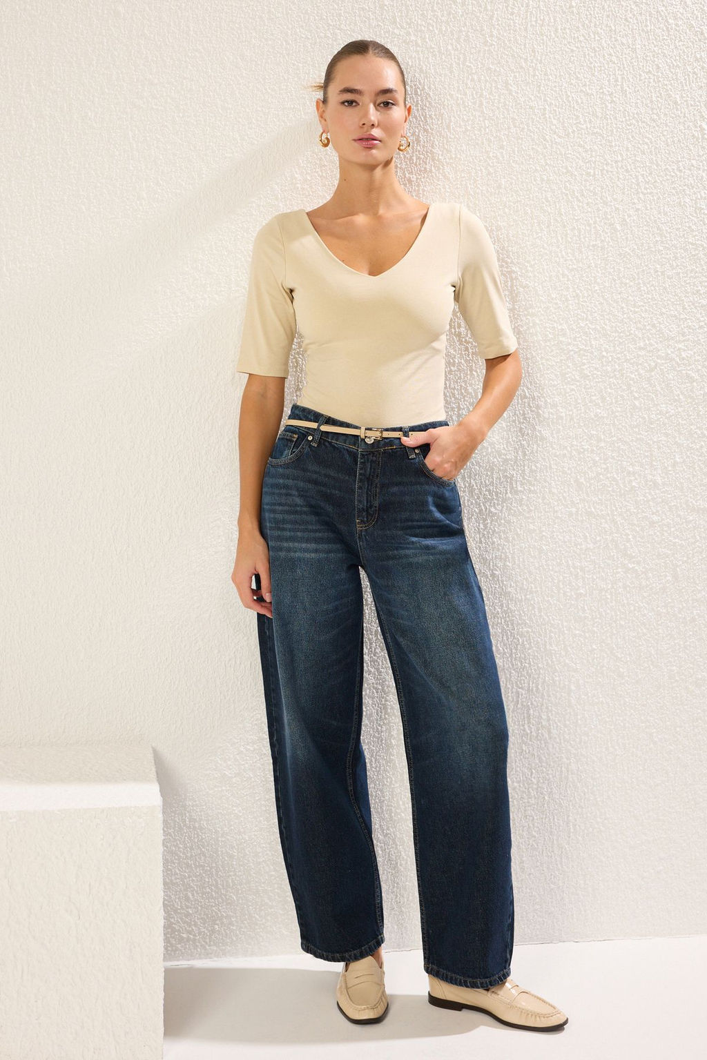 Trendyolmilla Tas Fitted/Vucuda Oturan V Yaka S?rt Dekolteli Esnek Orme Bluz TWOSS25BZ00083 фото 11