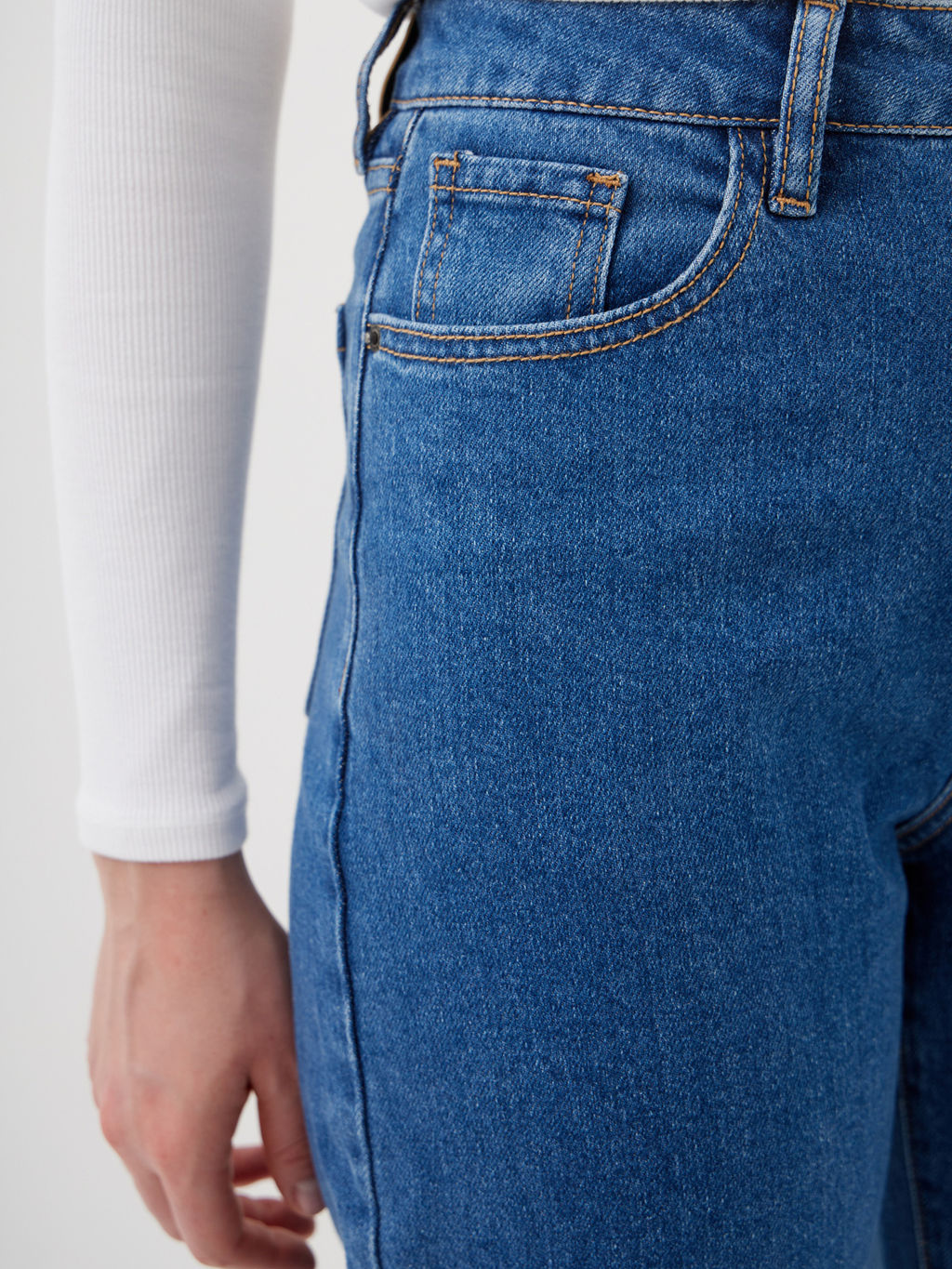 Женские джинсы mom fit с высокой посадкой - Mossmore фото 21