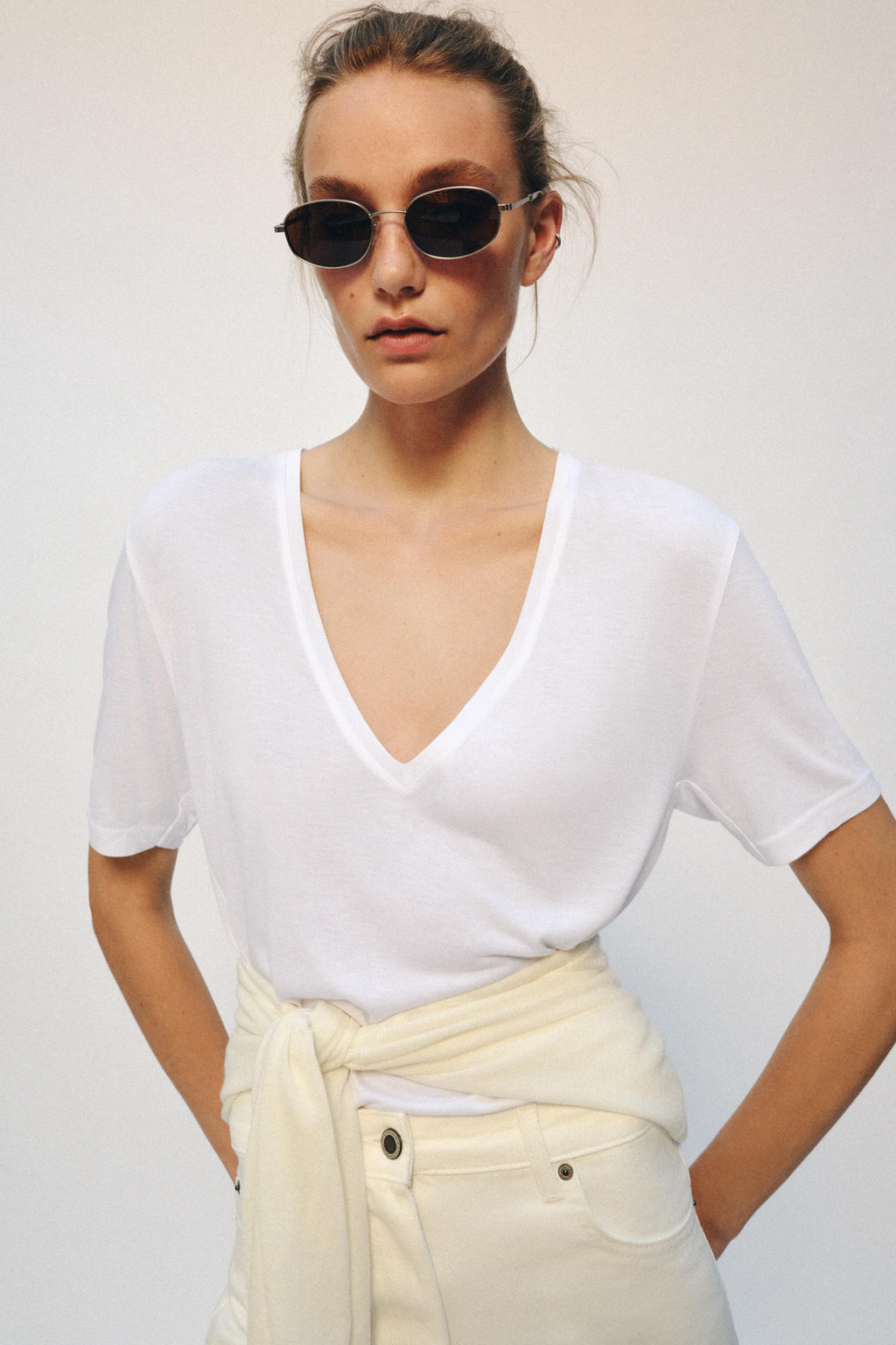 CAMISETA ESCOTE PICO FLUIDA / Blanco