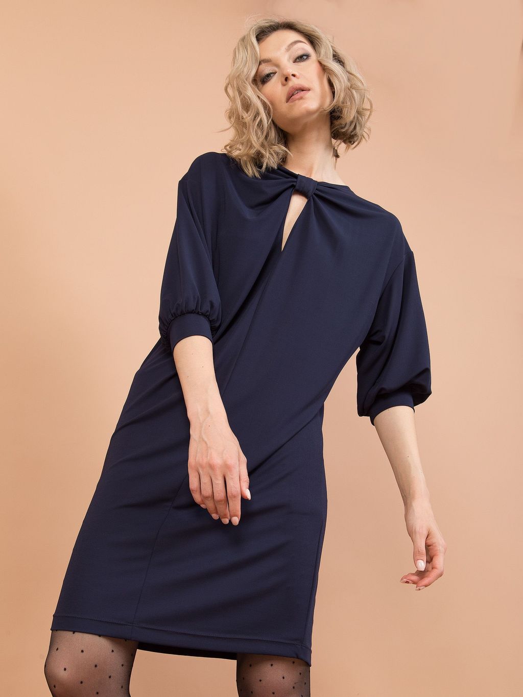 Платье с вырезом по переду