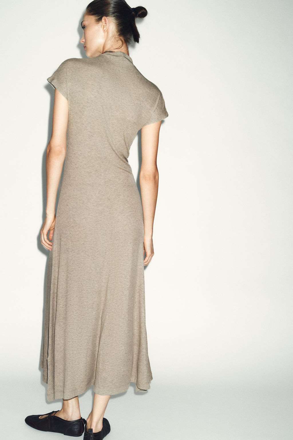 VESTIDO MAXI CUELLO ALTO / Crudo