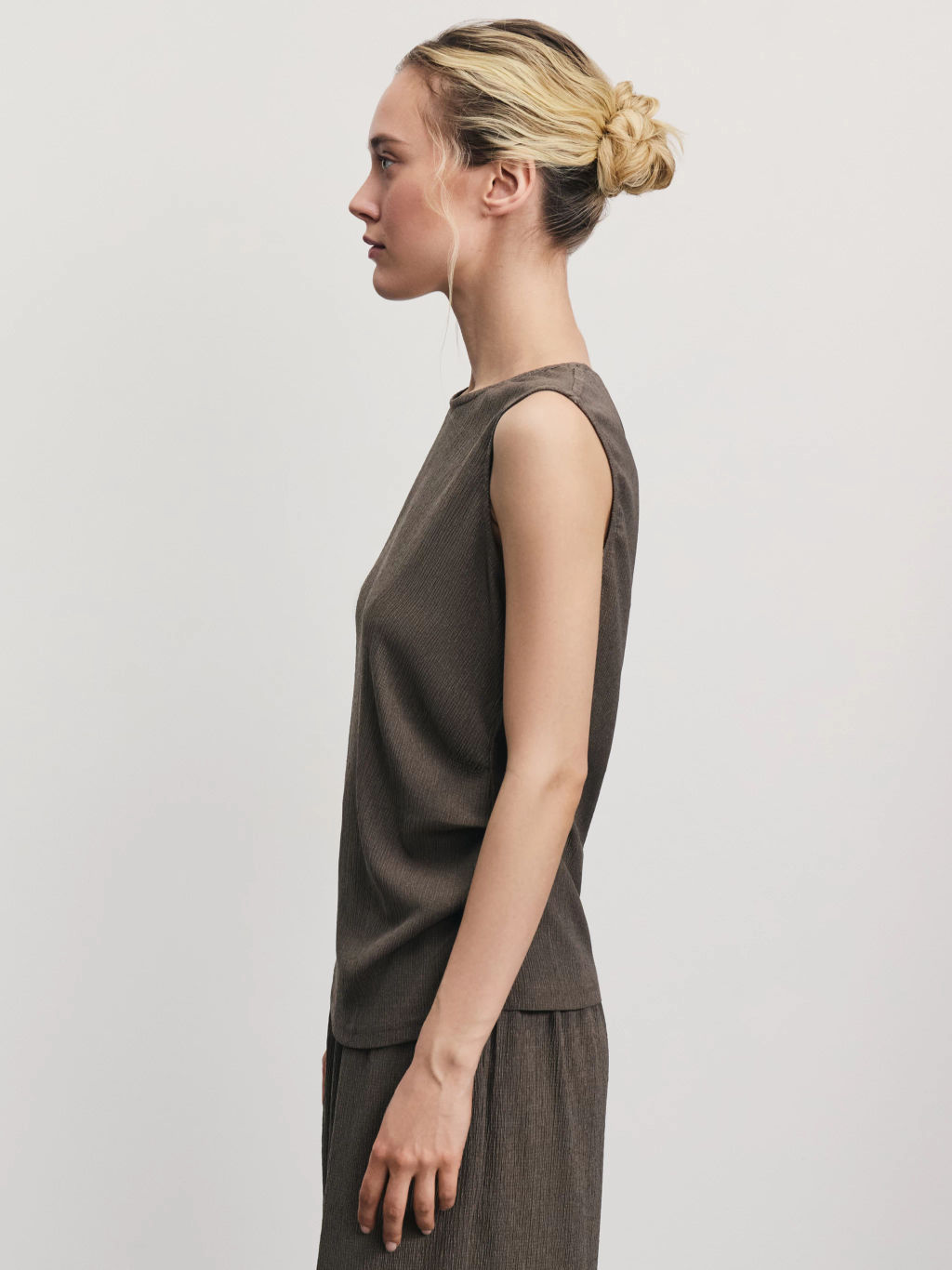 Топ из фактурной ткани с декоративной сборкой / Zarina  фото 4