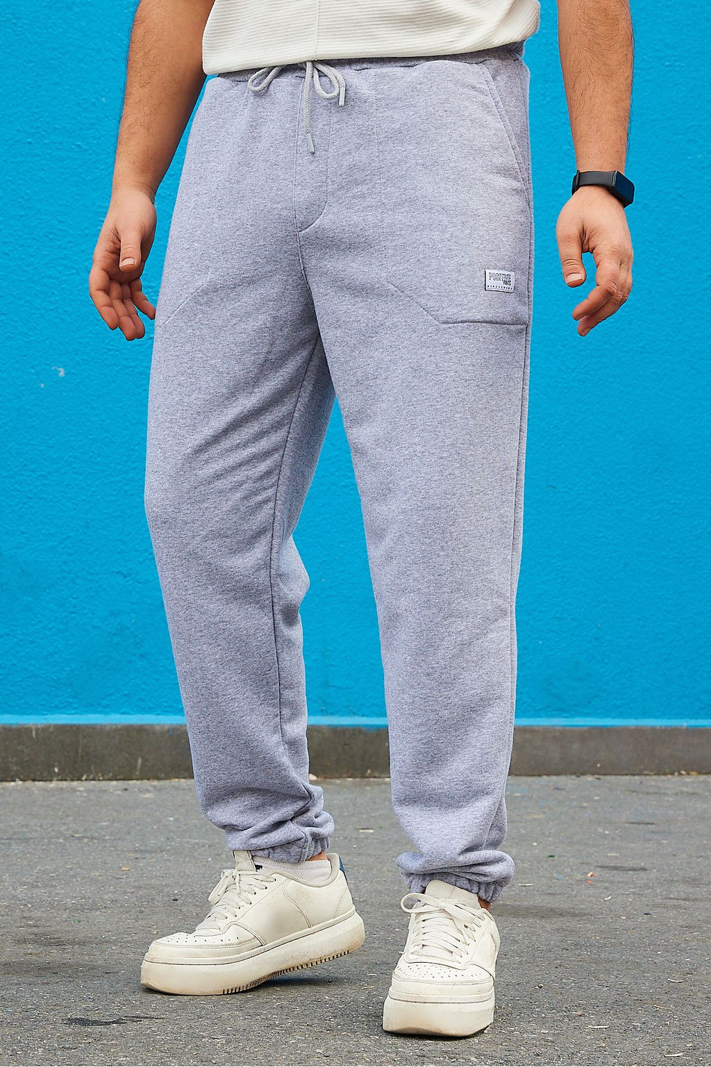 TRENDYOL MAN Ekru Regular Fit Etiket Aplikeli Cepleri Dikisli Esofman Alt? TMNSS23EA00010