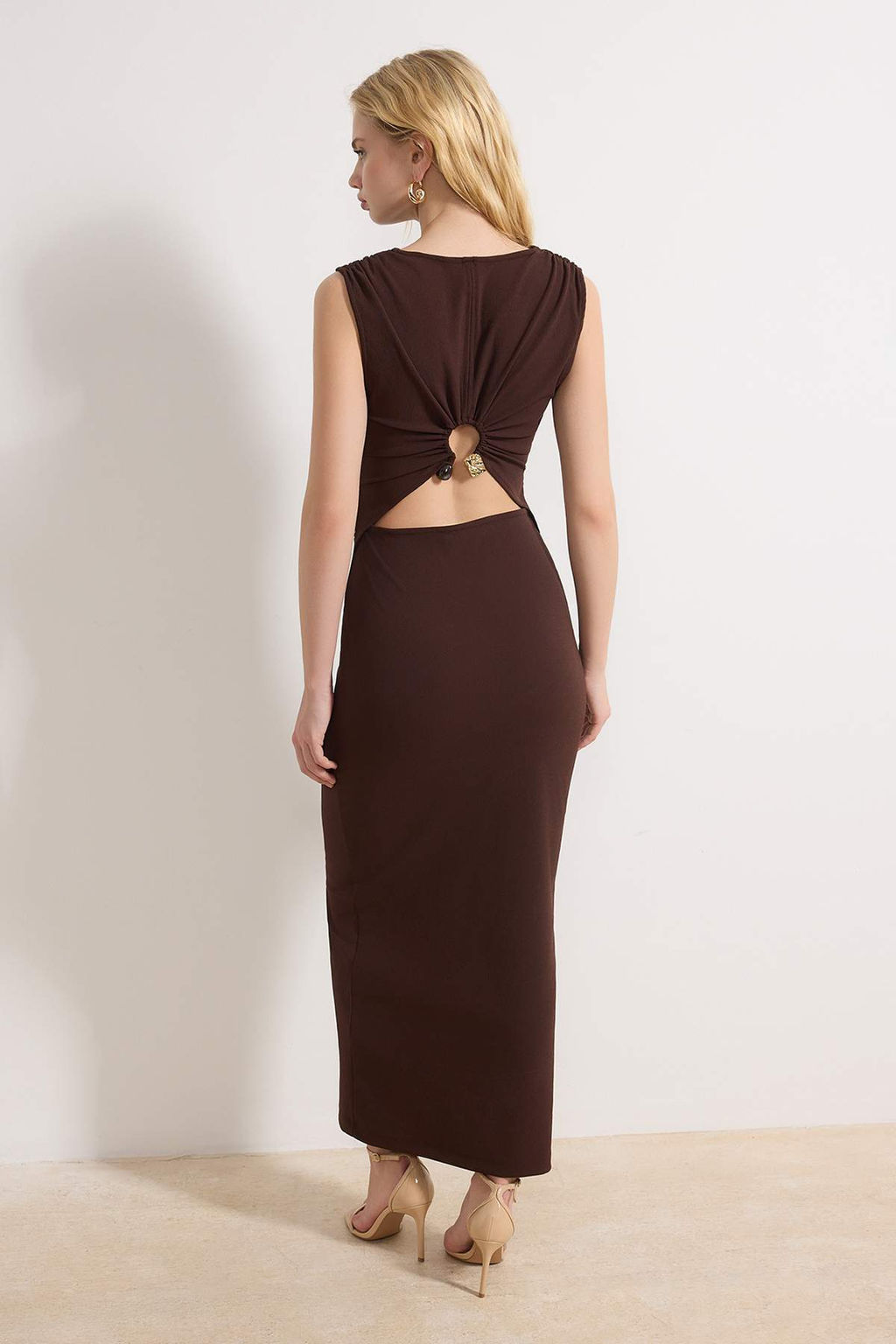 Kahverengi Bodycon Aksesuar Detayl? Kolsuz Paper Touch Maxi Orme Elbise TWOSS26EL00242