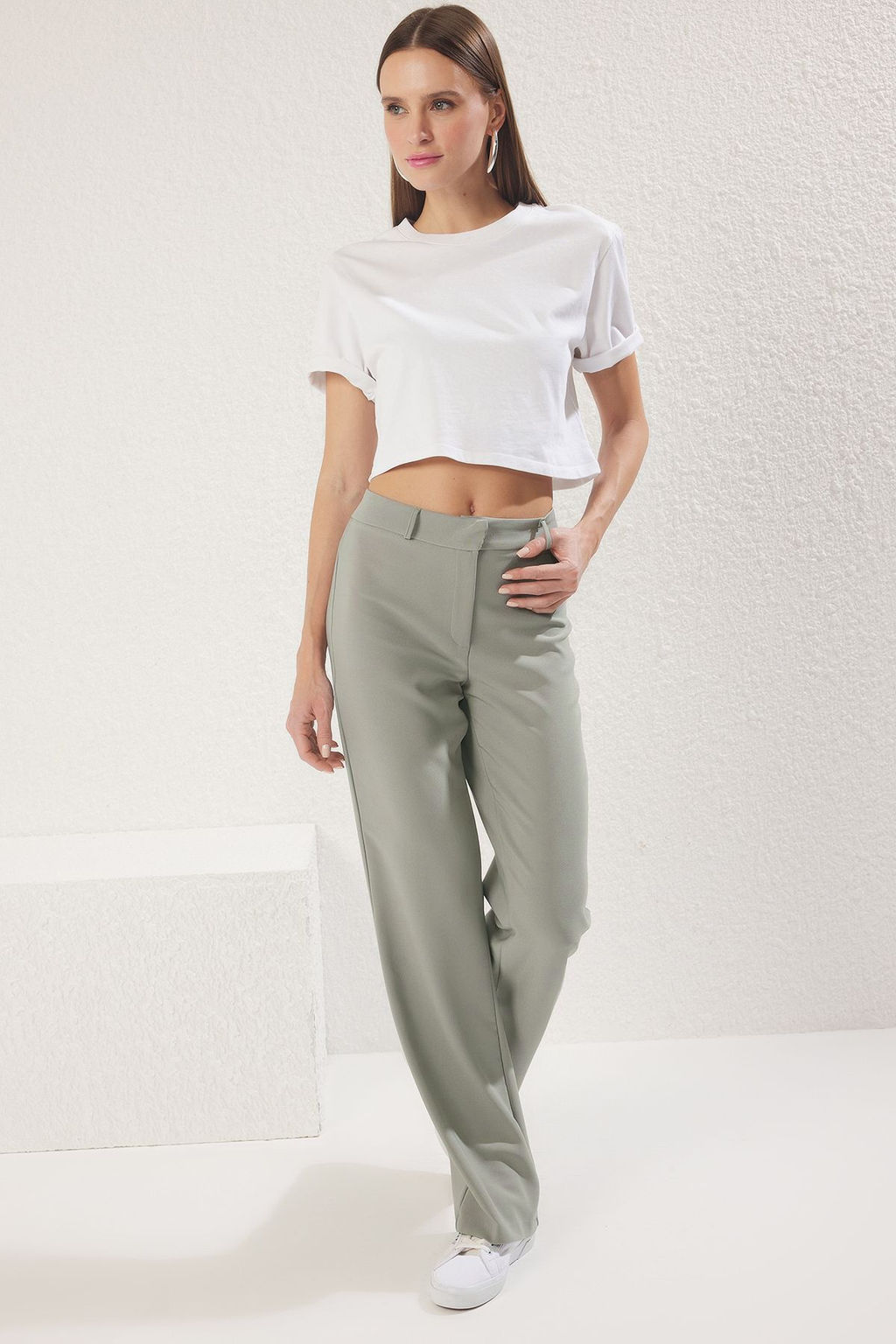 TRENDYOLMILLA Koyu Kahverengi Dusuk Bel Hafif Flare Dokuma Pantolon TWOSS25PL00078