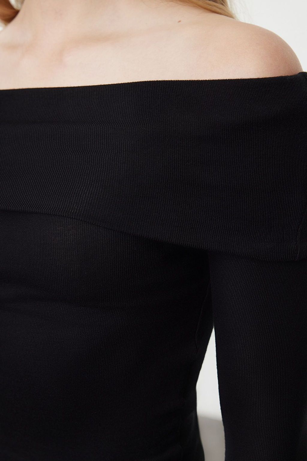 Siyah Carmen Yaka Fitted/Vucuda Oturan Crop Esnek Orme Bluz TWOAW25BZ00008