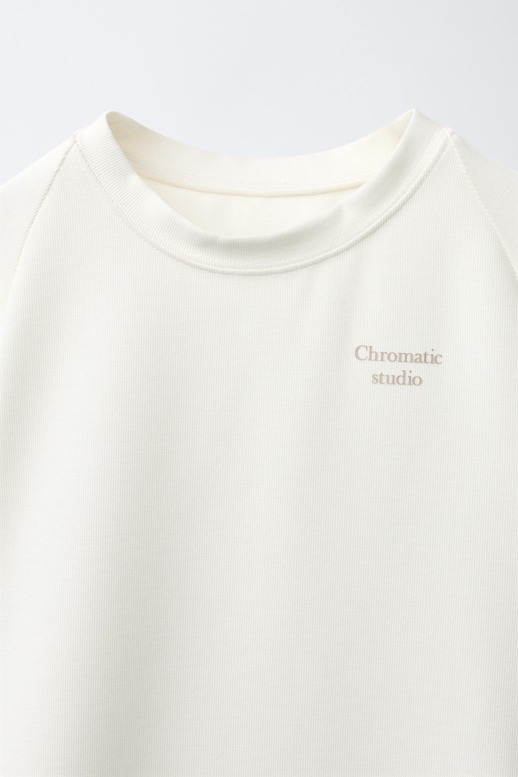 CAMISETA TEXTO RELIEVE CONTRASTE / Crudo