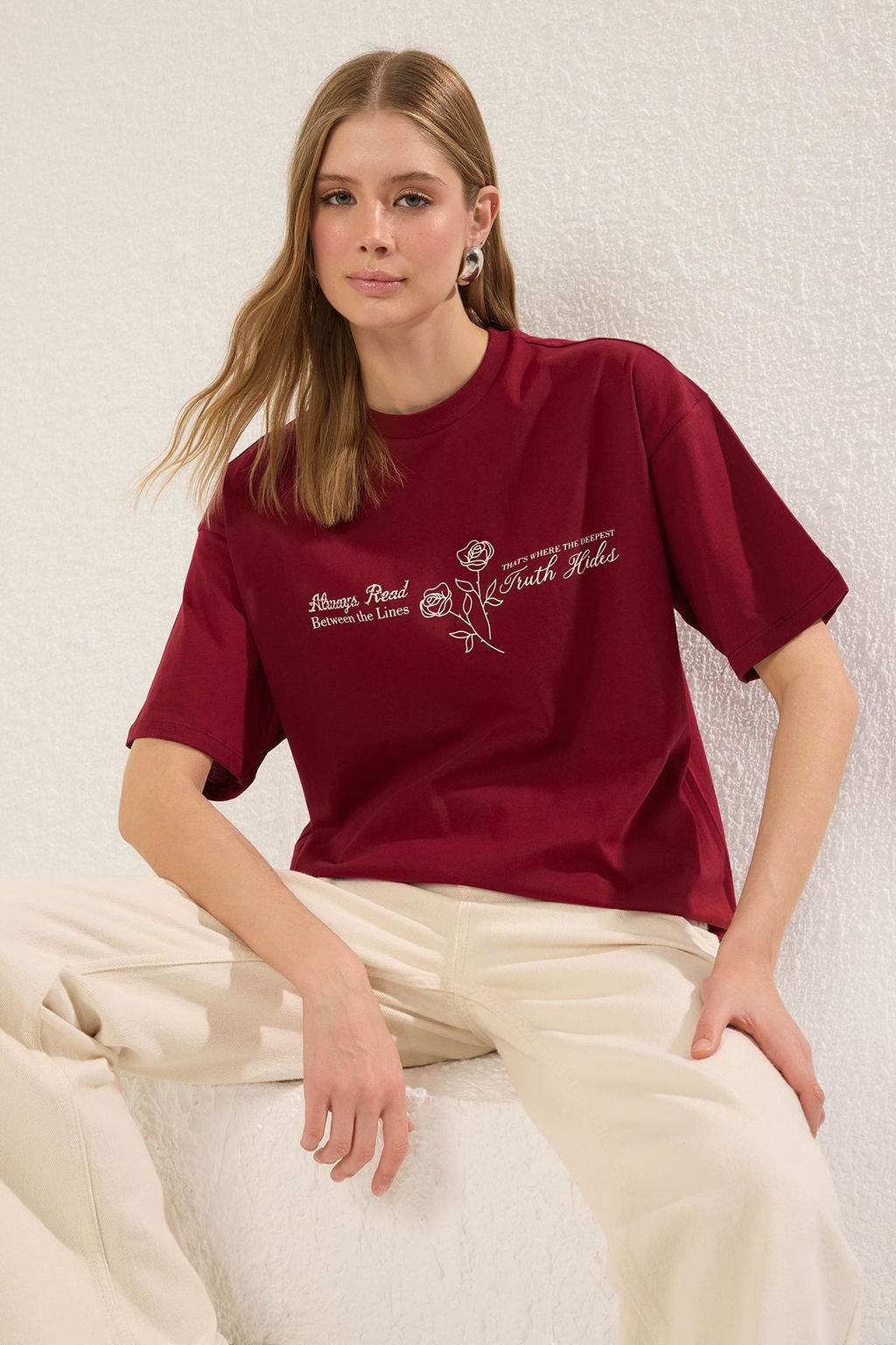 TRENDYOLMILLA Bordo %100 Pamuk Oversize/Genis Kal?p On Arka bask?l? Orme T-Shirt TWOSS25TS00150  фото 2