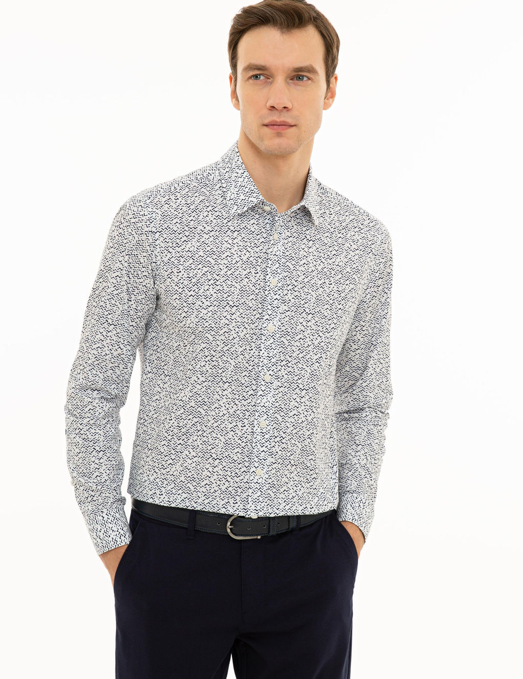 Темно-синяя приталенная рубашка с длинным рукавом