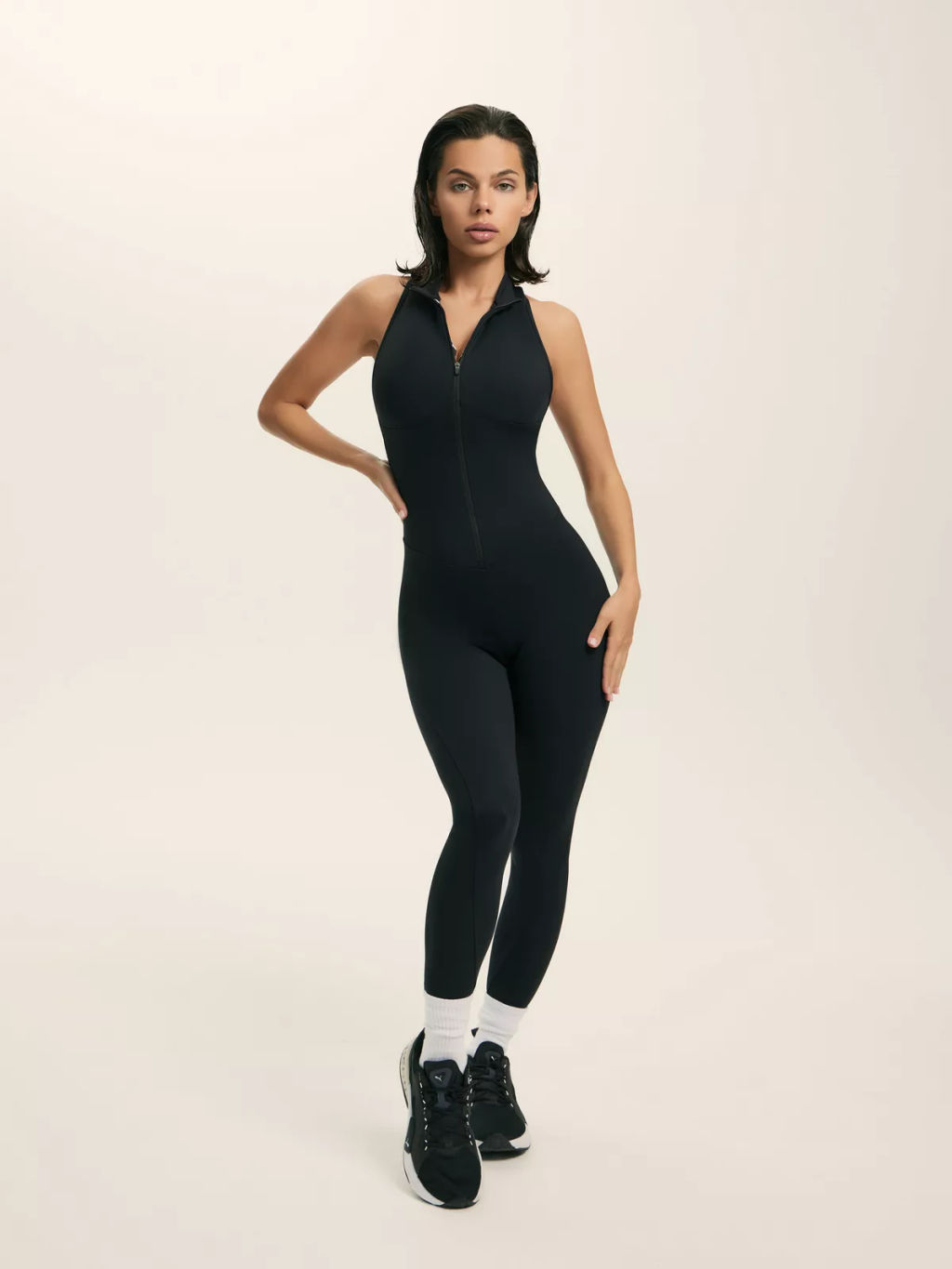 Моделирующий комбинезон с фигурным вырезом на спине