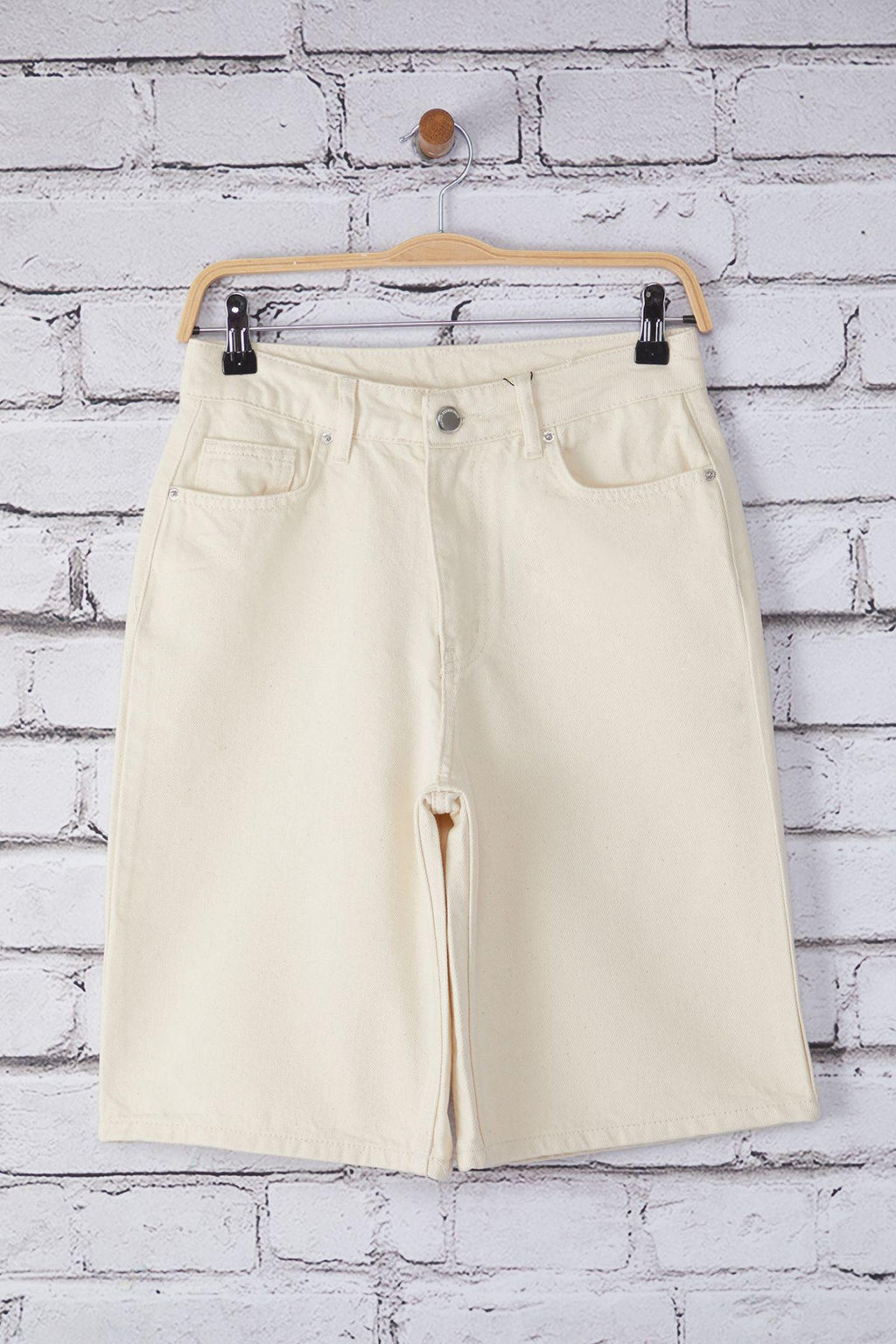 TRENDYOLMILLA Ekru Normal Bel Denim Bermuda TWOSS25SR00113