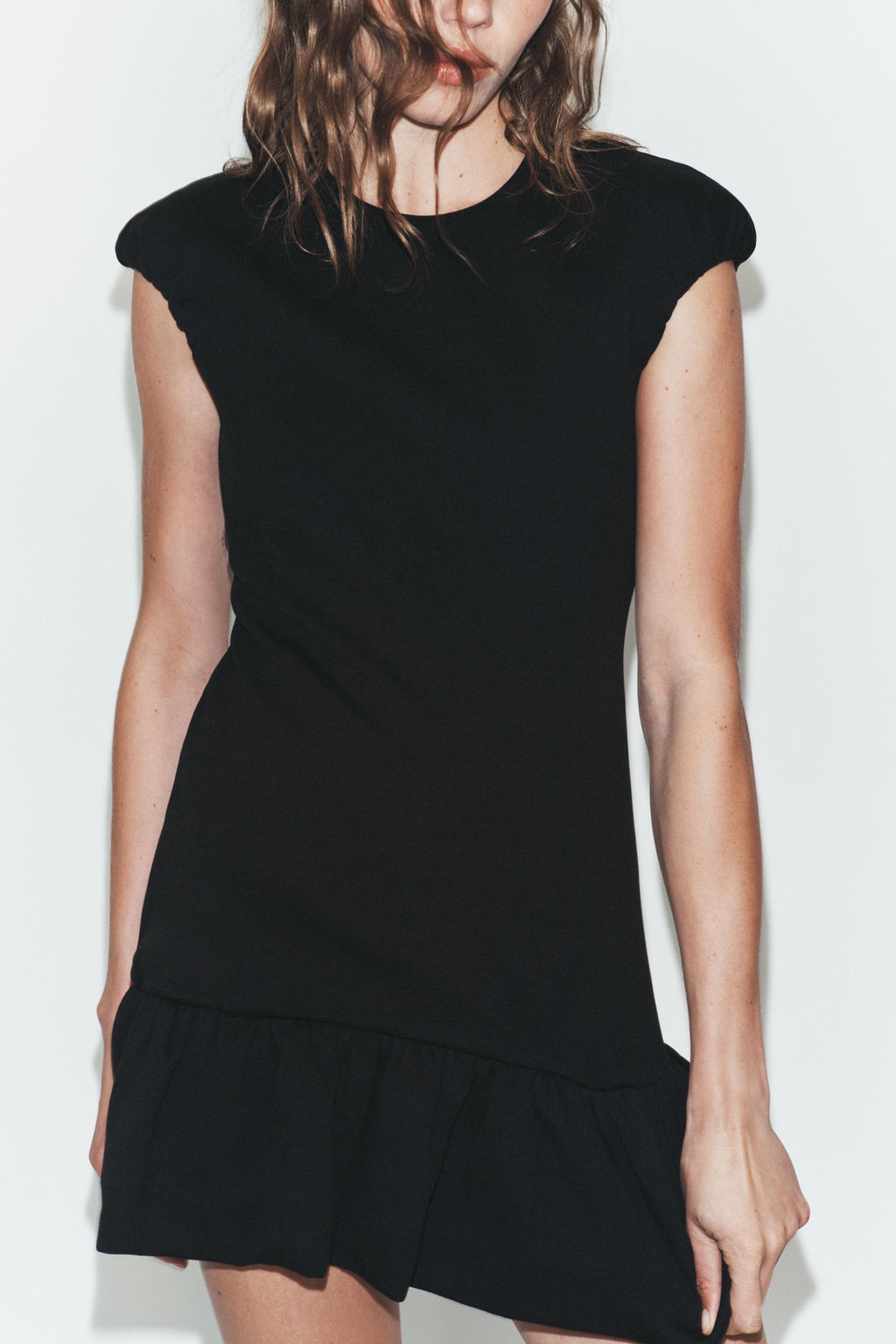 VESTIDO MINI BAJO VOLANTE / Negro - Zara фото 2