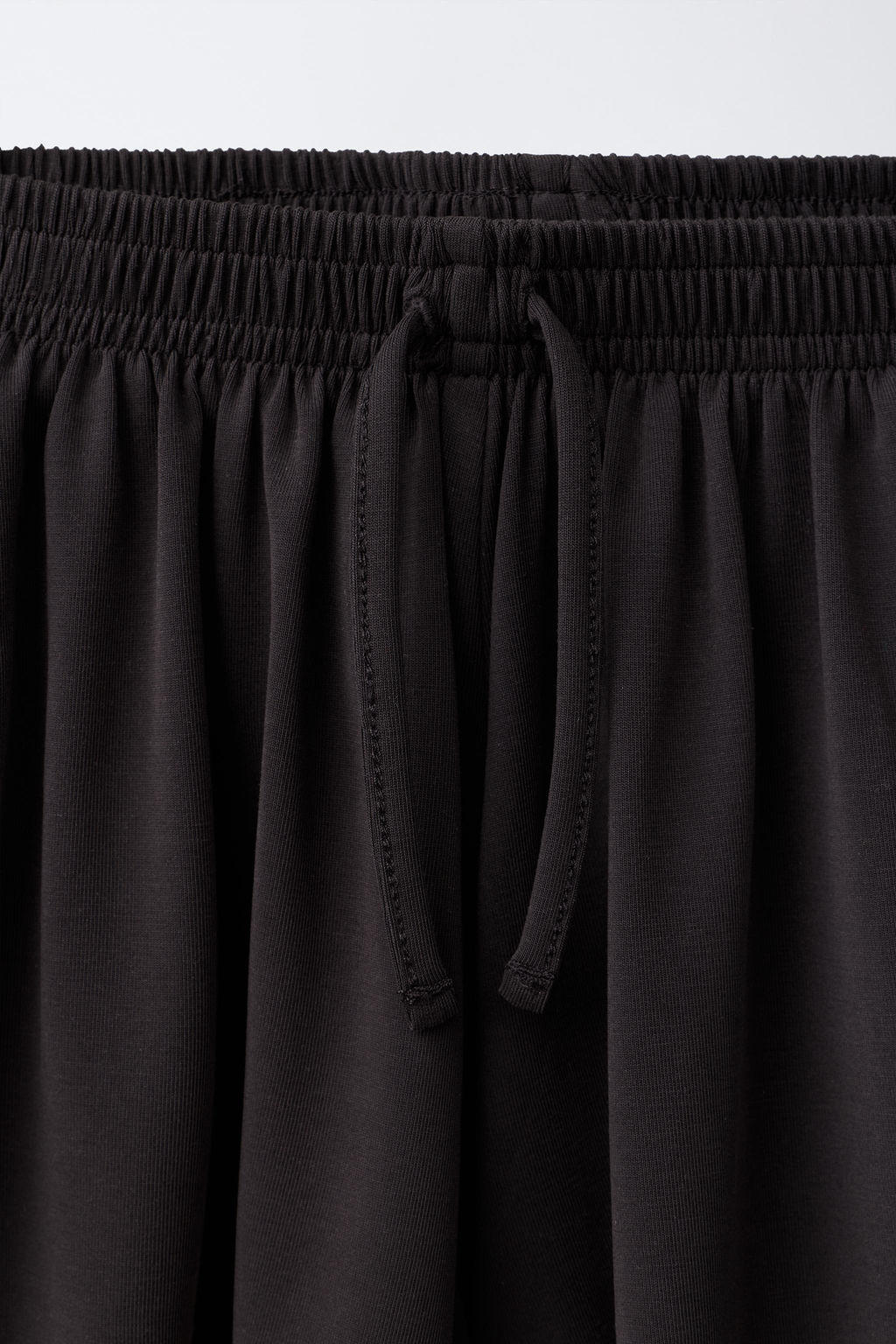 BERMUDA FLUIDA SPORTY CON MODAL / Gris antracita - Zara фото 5