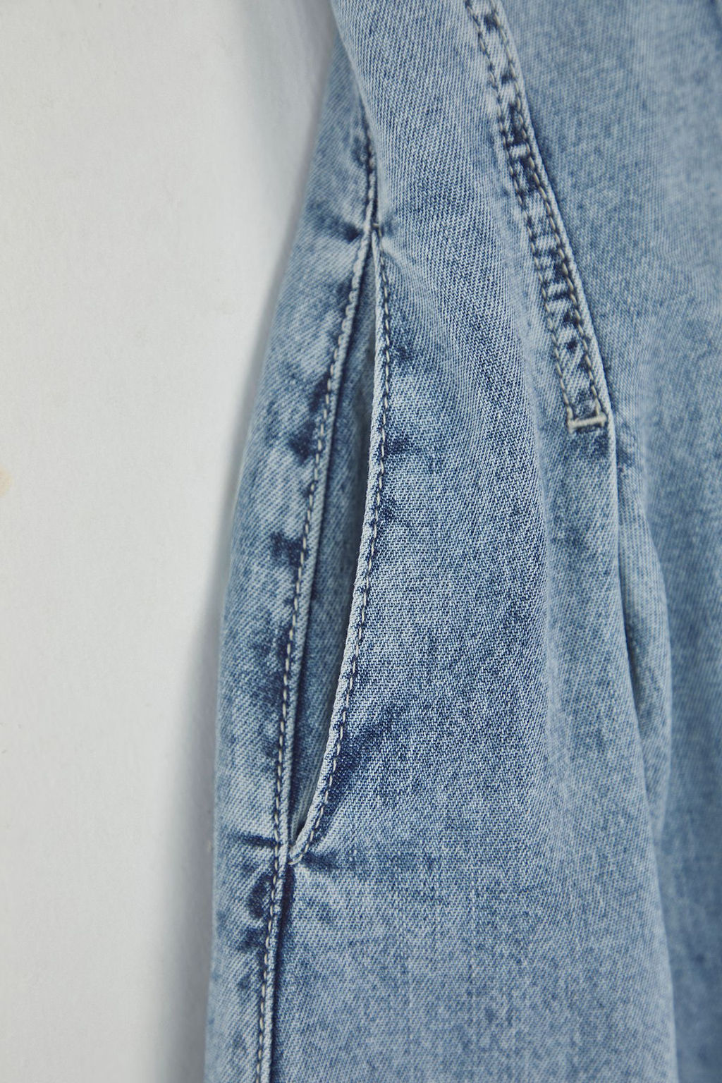 Trendyolmilla Ac?k Mavi Etegi F?rf?rl? Ayarlanabilir Ask?l? Pileli Mini Denim Elbise TWOSS25EL00750  фото 6