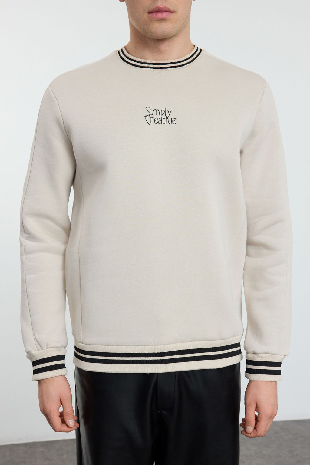 TRENDYOL MAN Ekru Regular/Normal Kesim Yaka Triko Bant Detayl? Yaz? Bask?l? Sweatshirt TMNAW25SW00108 - Trendyolmilla фото 3