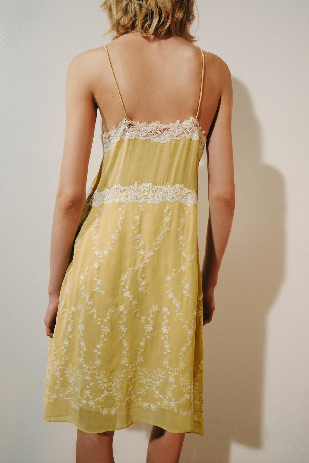 VESTIDO CORTO BORDADO ZW COLLECTION / Lim?n - Zara фото 5
