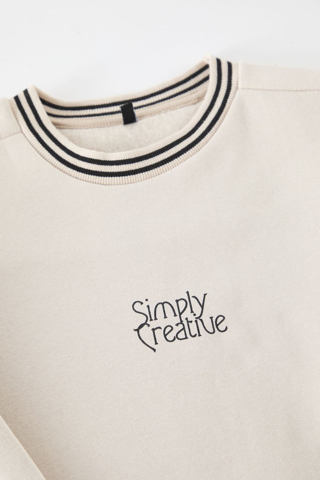 TRENDYOL MAN Ekru Regular/Normal Kesim Yaka Triko Bant Detayl? Yaz? Bask?l? Sweatshirt TMNAW25SW00108 - Trendyolmilla фото 7