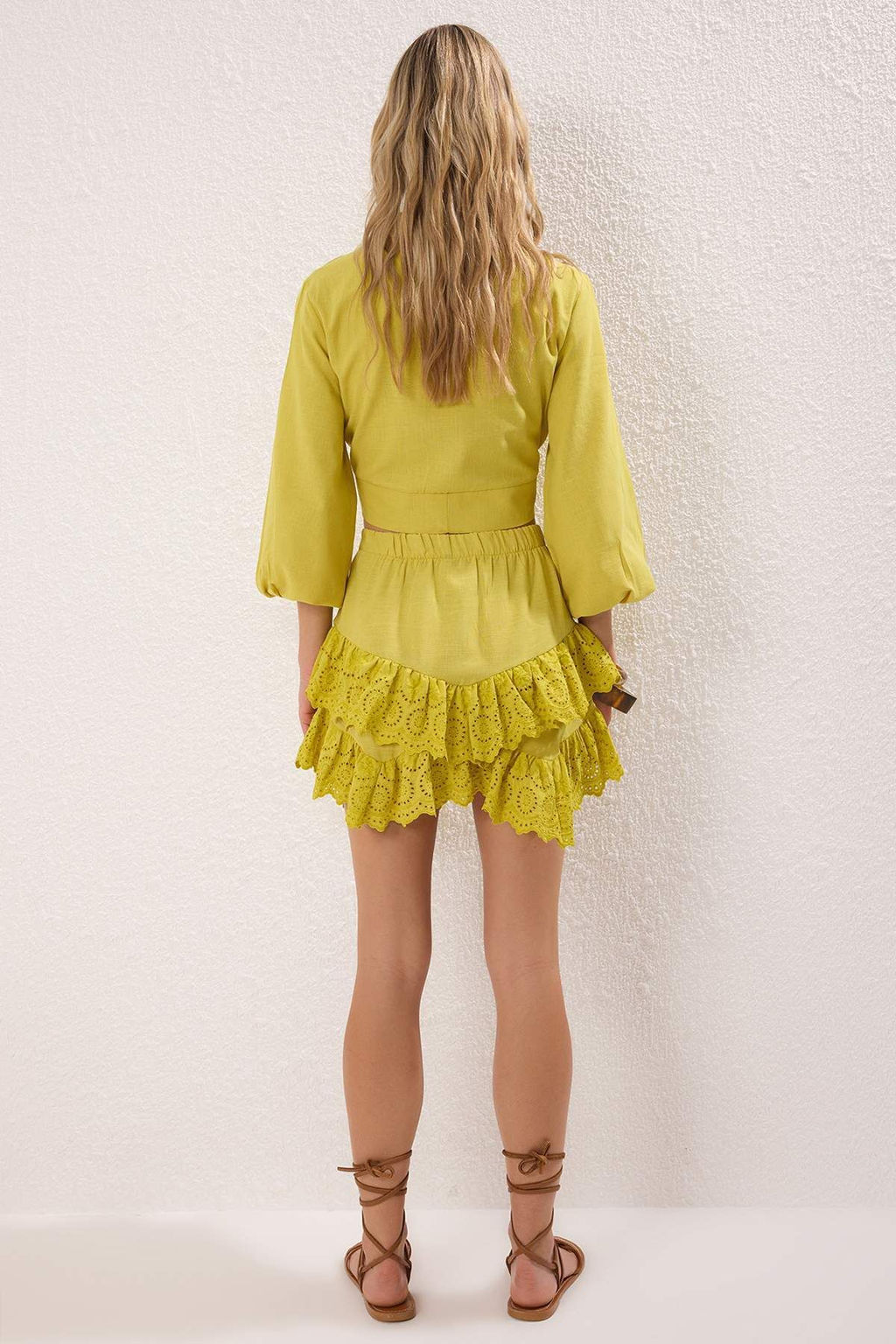 TRENDYOLMILLA Plaj Giyim Briddal Beyaz Mini Dokuma Brode Detayl? Flaml? Pamuk Plaj Etek TBESS24ET00004 фото 45