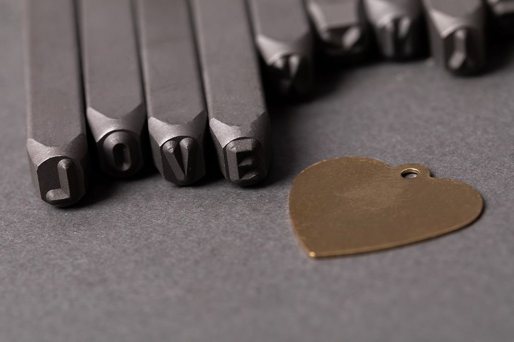 Промысел Набор штампов для чеканки по металлу MT-007 4 мм в пластиковой упаковке английский алфавит