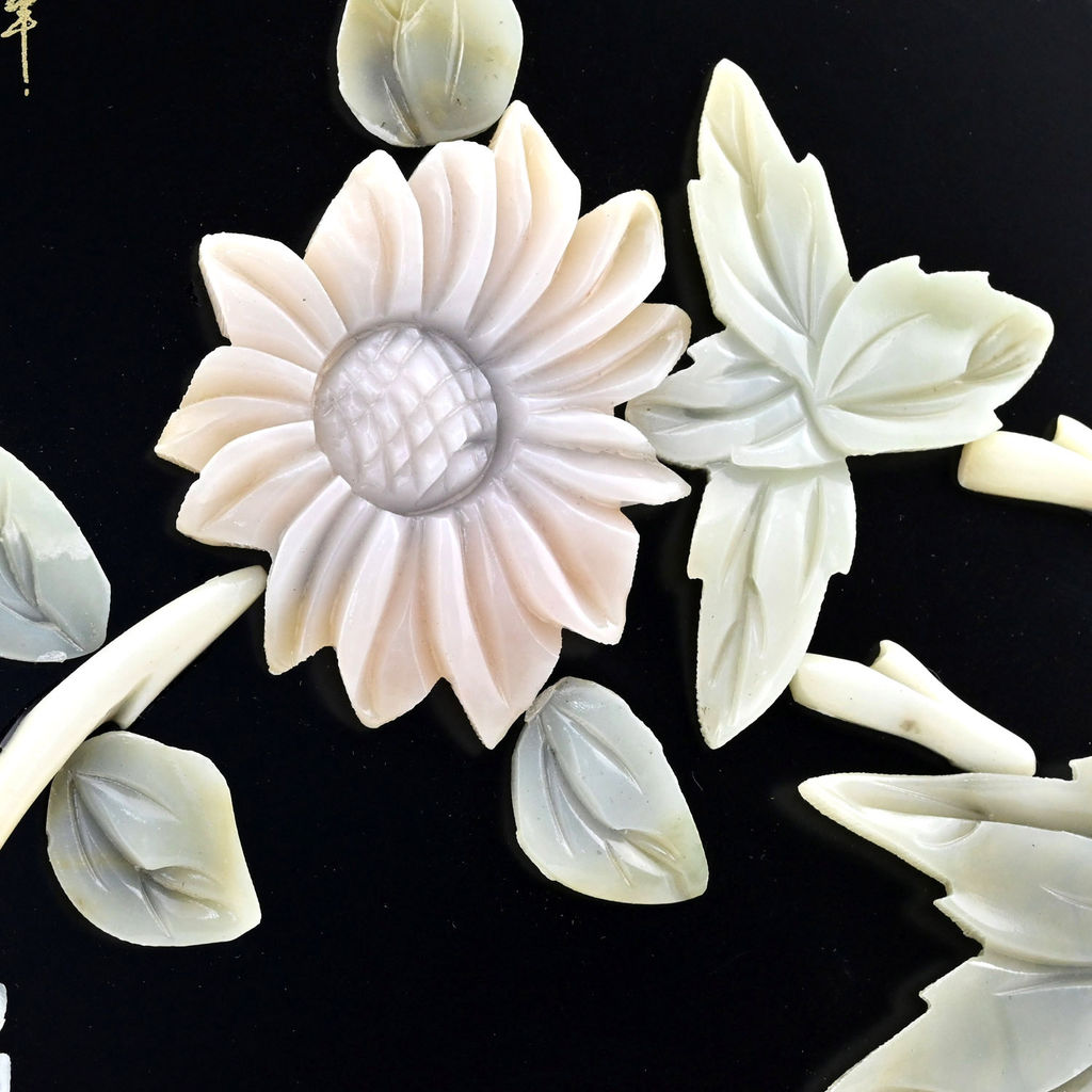 Панно сувенирное из нефрита и розового кварца "Подсолнухи" на дереве 230*230мм