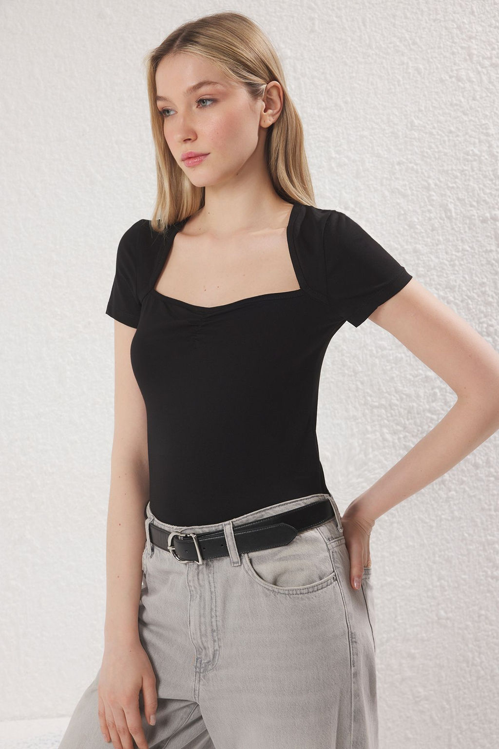 Trendyolmilla Siyah Renk Bloklu Kalp Yaka Fitted/Vucuda Oturan Orme Bluz TWOSS25BZ00212