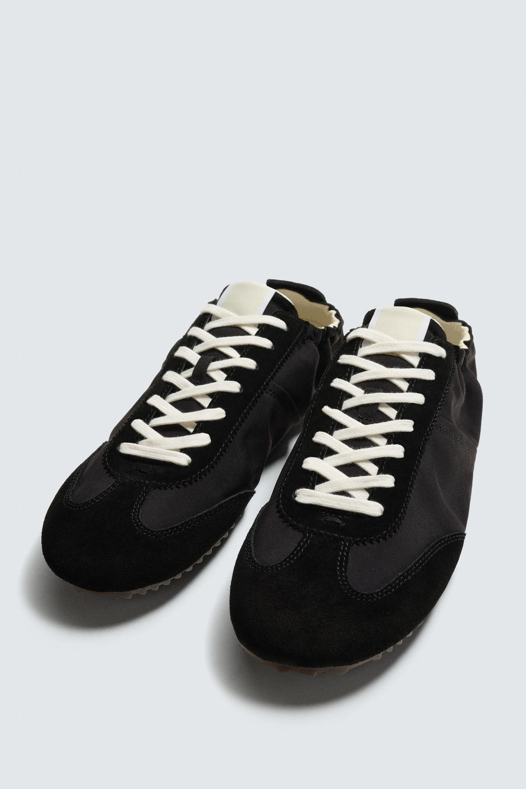ZAPATILLA ESTILO RETRO / Negro