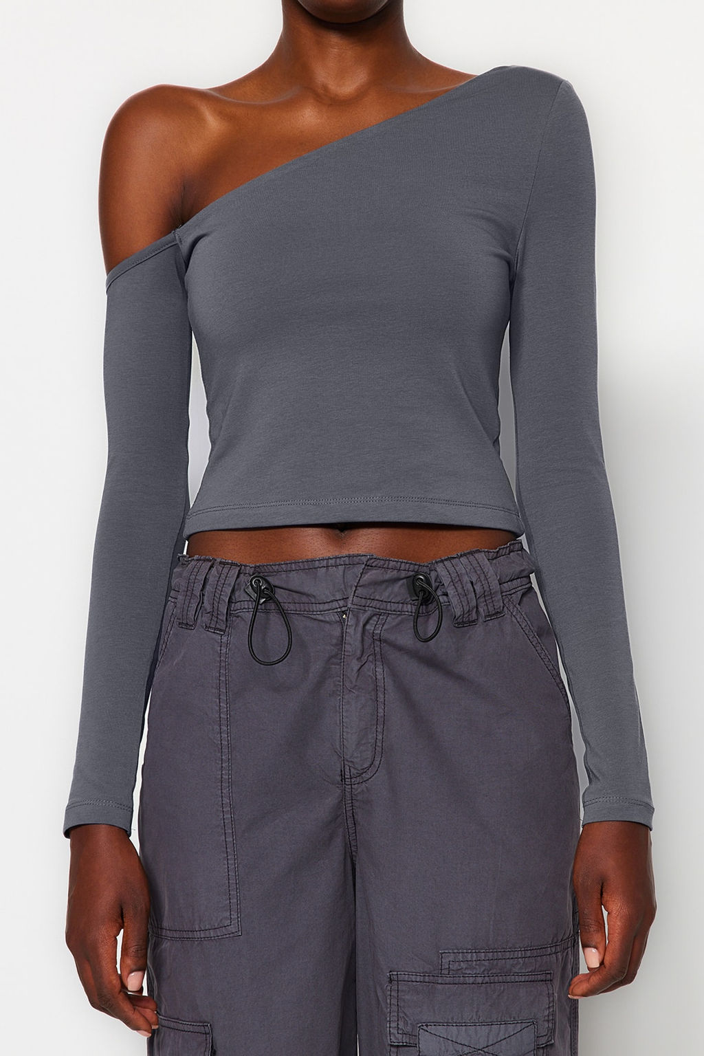 Antrasit Tek Omuz Pamuklu Esnek Fitted/Vucuda Oturan Crop Orme Bluz TWOAW24BZ00099