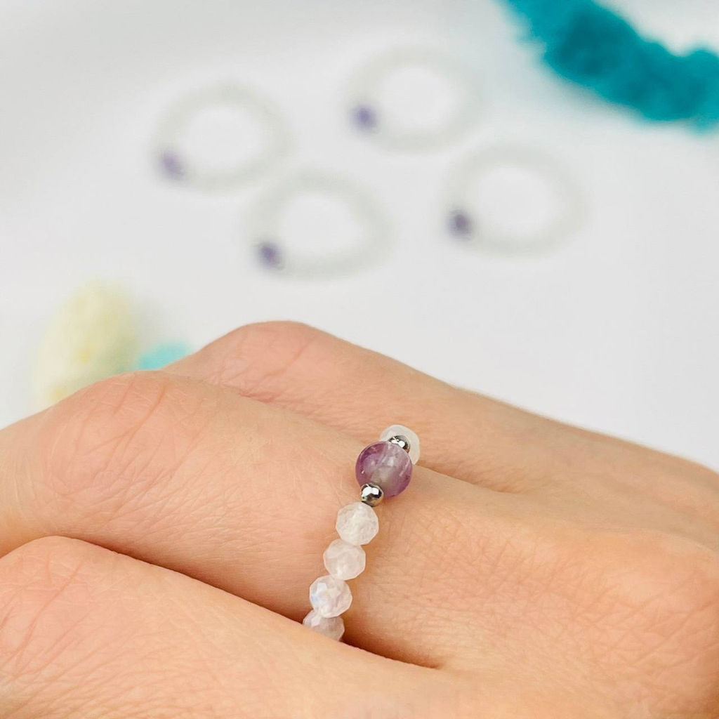 Кольцо на резинке из Лунного камня и Аметиста 15 р.