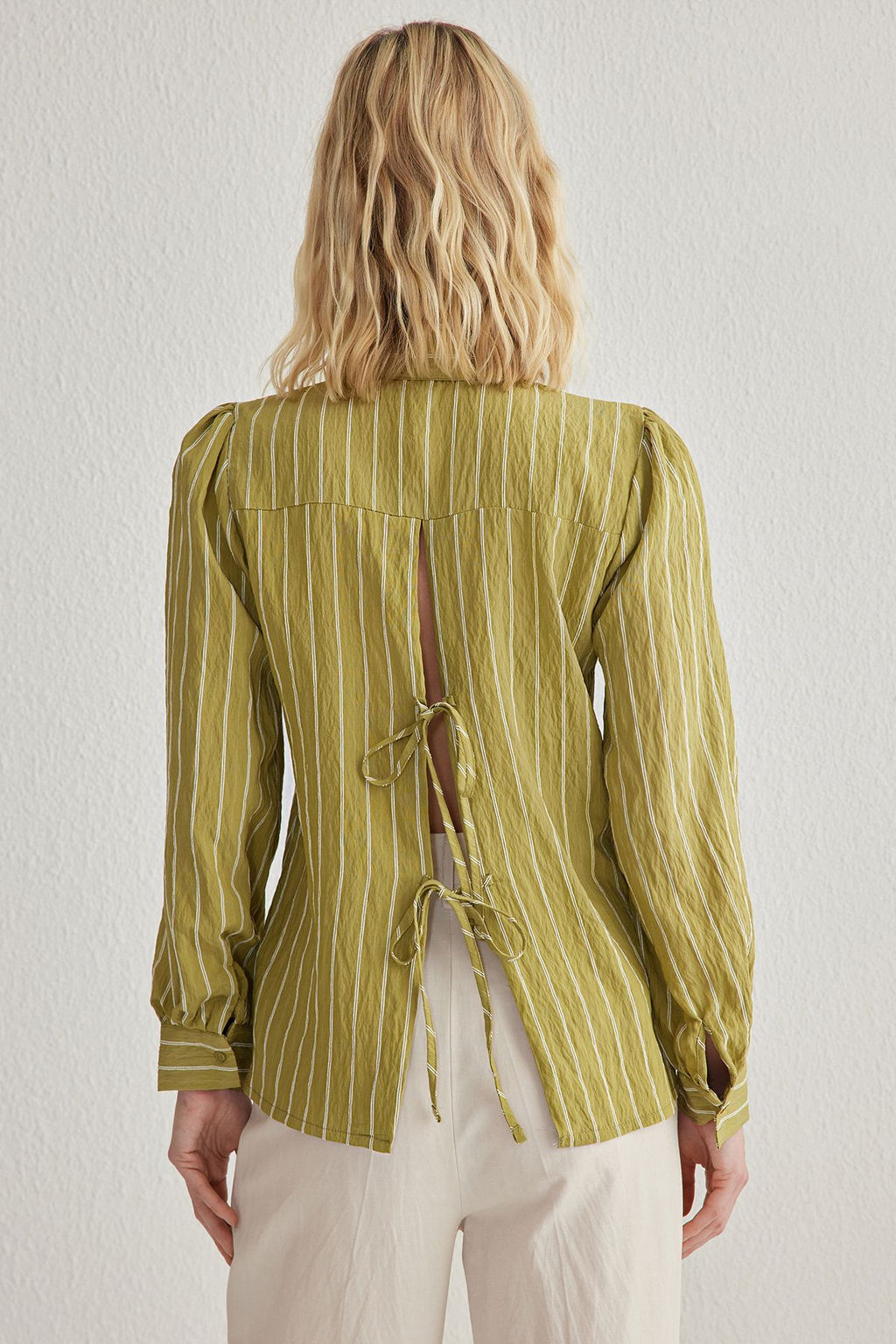 TRENDYOLMILLA Haki Arkas? Baglama Detayl? Cizgili Dugmeli Regular Nomral Kal?p Dokuma Gomlek TWOSS25GO00104  фото 5