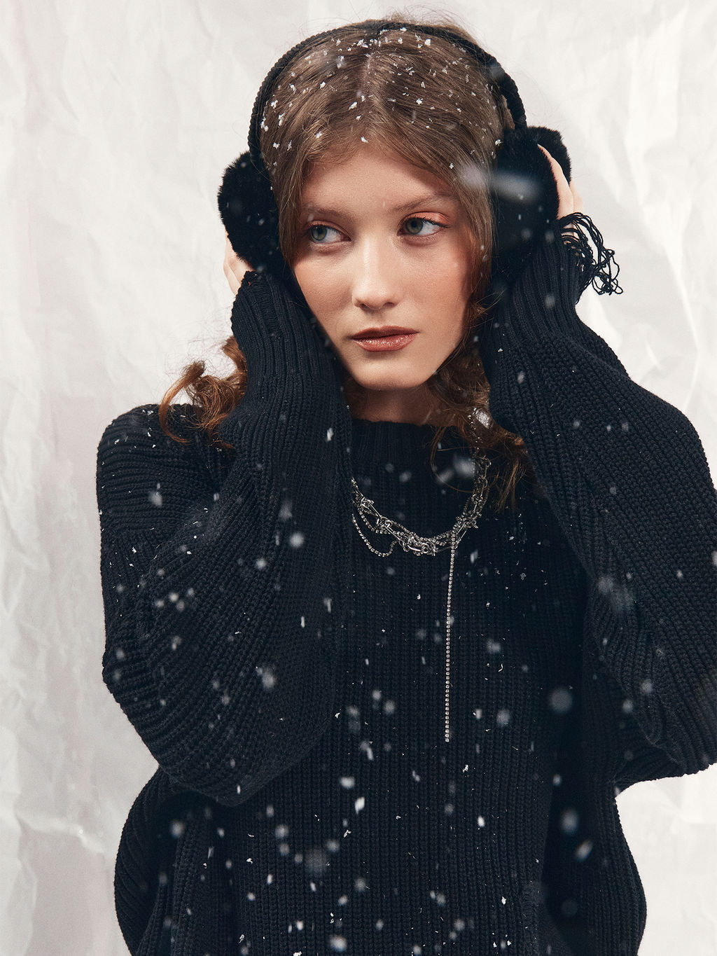 Джемпер женский черный с рваными деталями