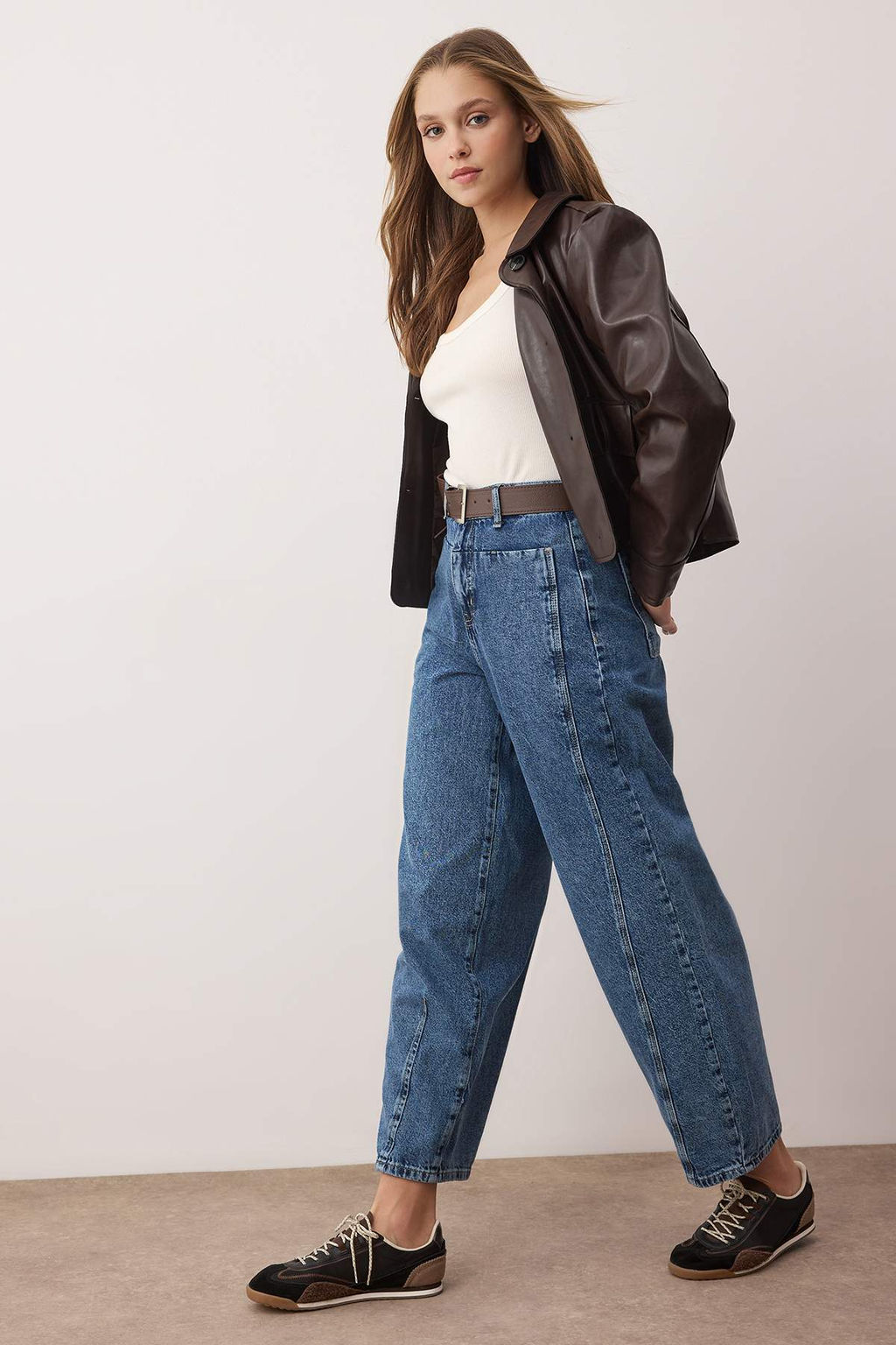 TRENDYOLMILLA Koyu Mavi Kahverengi Kemerli Dikis Detayl? Yuksek Bel Barrel Balon Jeans TWOSS25JE00182  фото 12