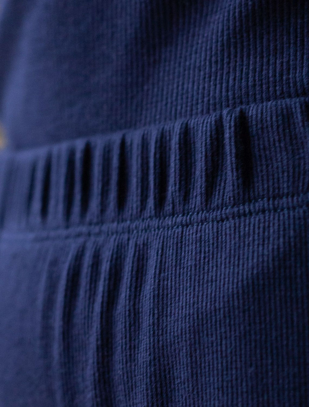 Прямые брюки с поясом на резинке из фактурного трикотажа в рубчик - Vilatte фото 4