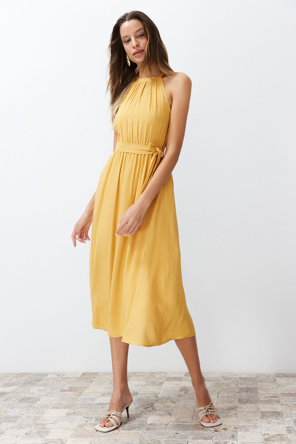 TRENDYOLMILLA Ac?k Kahverengi Kusakl? Duz Beli lastikli Kusakl? Midi Dokuma Elbise TWOSS19EL0155  фото 2