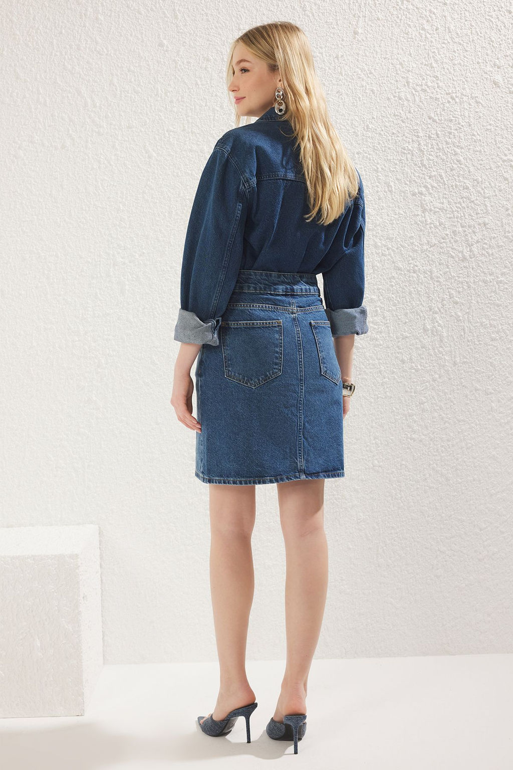 TRENDYOLMILLA Mavi Onden Dugmeli Dikis Detayl? Normal Bel Mini Denim Etek TWOSS25ET00004  фото 5