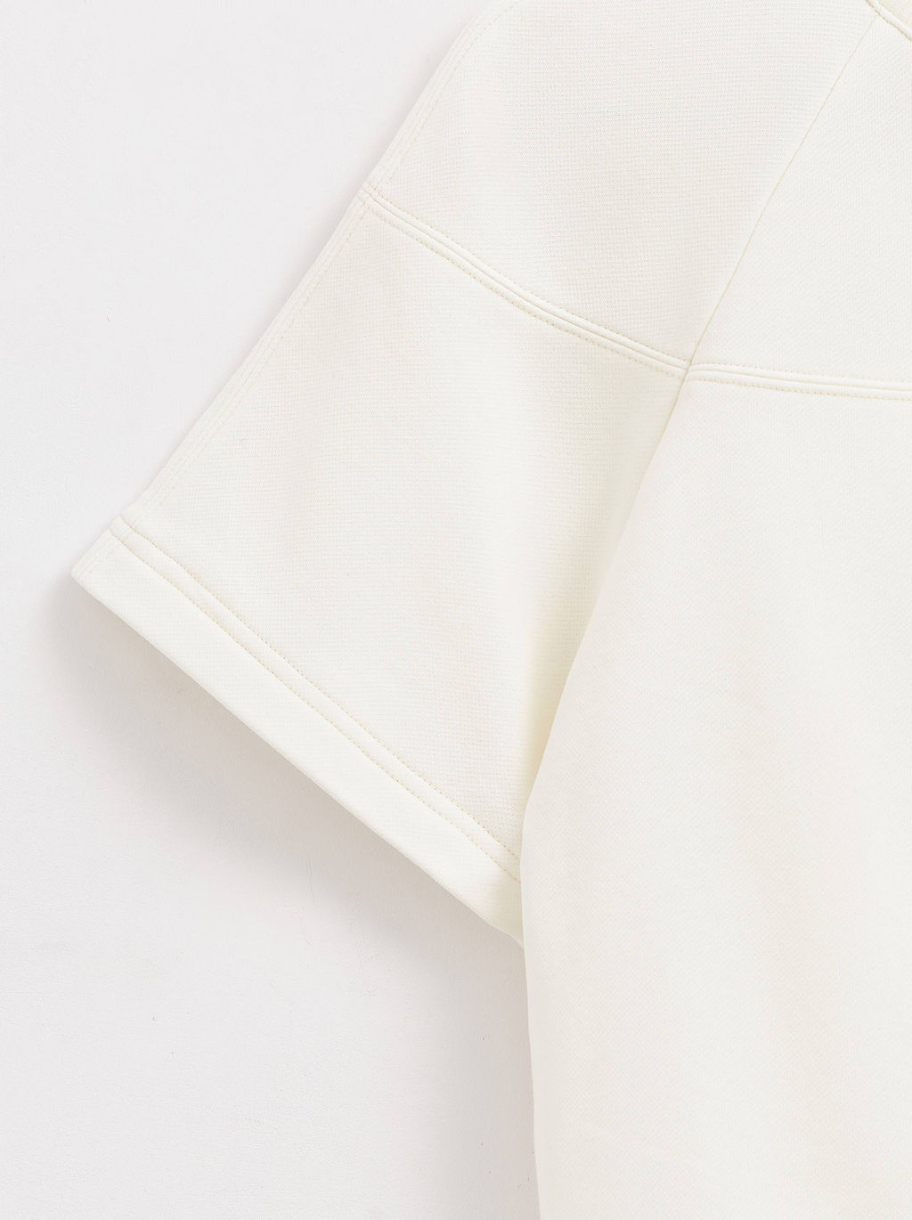 CONTE Футболка из футера со спущенной линией плеч и акцентными швами LD 2587 off-white