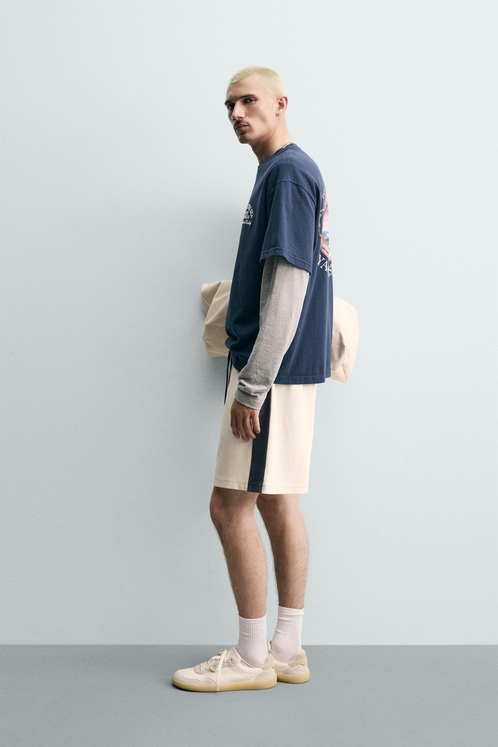 BERMUDA JOGGER BANDAS CONTRASTE / Blanco roto