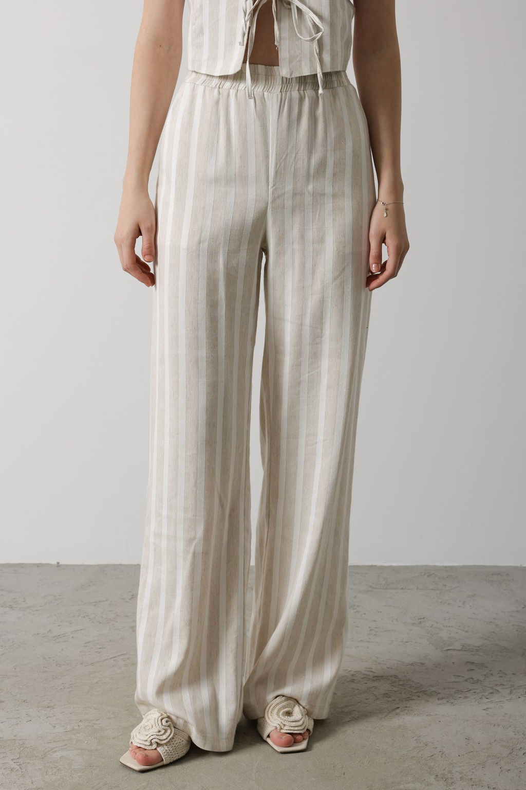 TRENDYOLMILLA Bej Keten Gorunumlu Cizgili Beli Lastikli Cigarette Pantolon TWOSS25PL00037