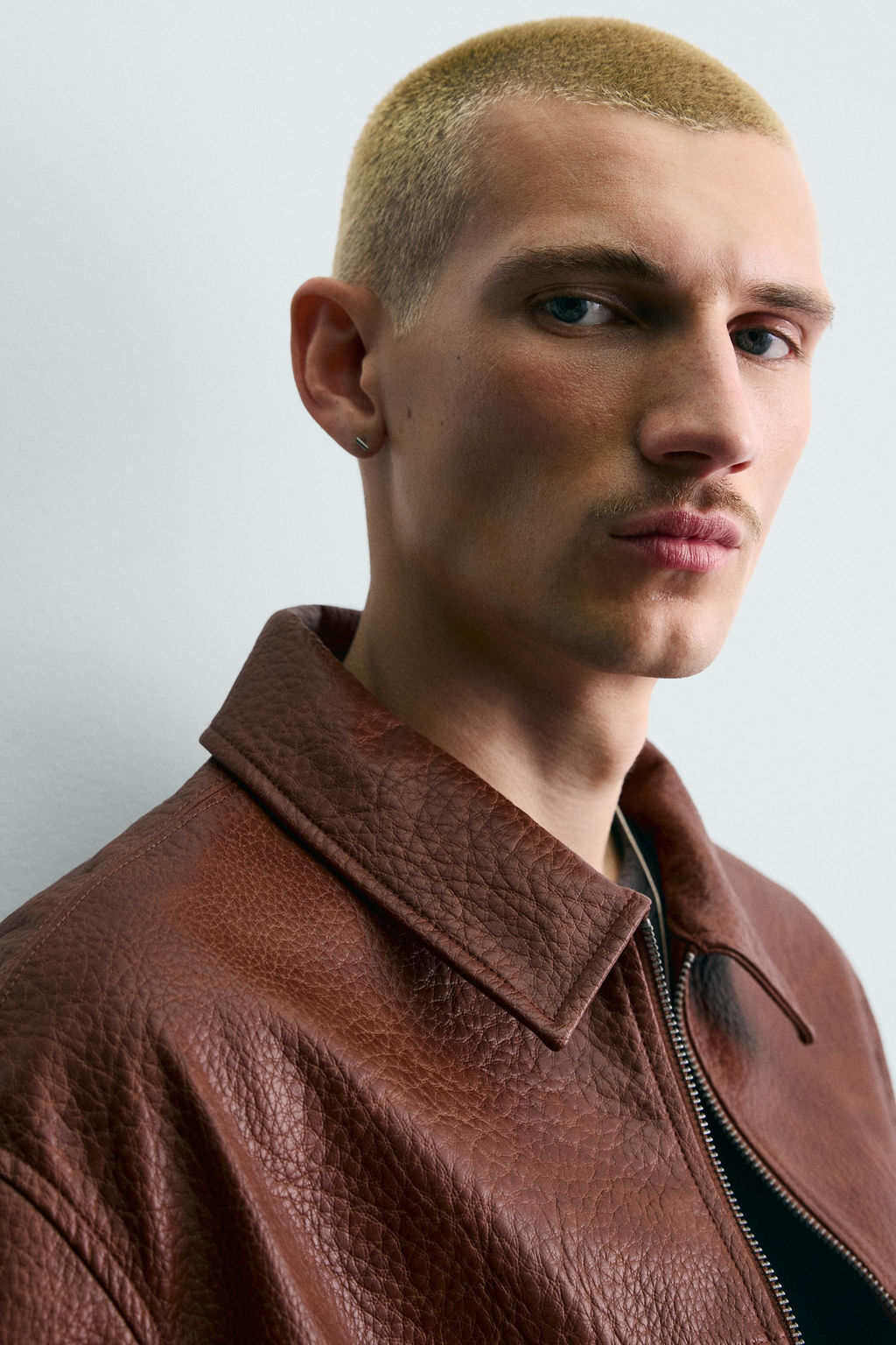 SOBRECAMISA RELAXED FIT EFECTO PIEL / Rojizo - Zara фото 5
